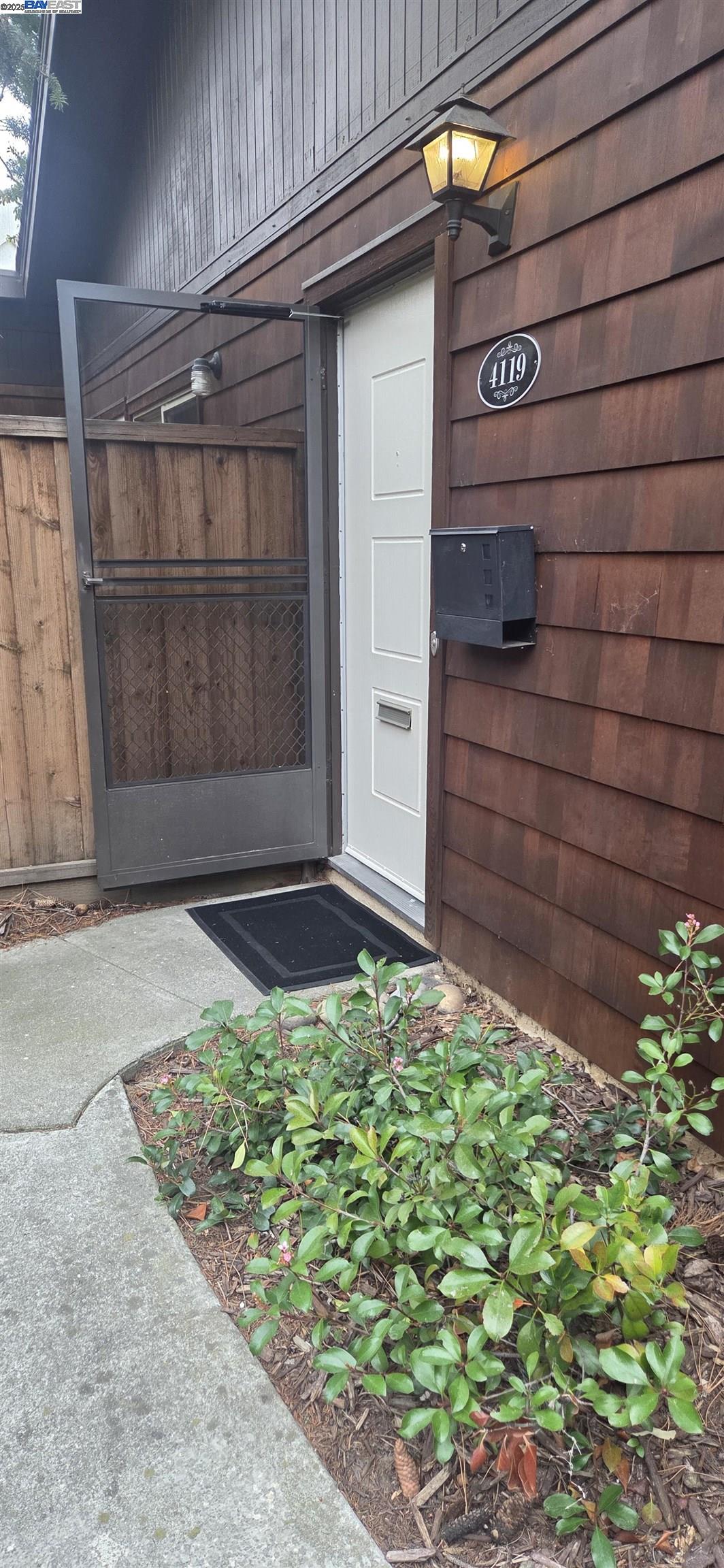 Detail Gallery Image 7 of 46 For 4119 Ravenwood Pl, Castro Valley,  CA 94546 - 2 Beds | 1 Baths