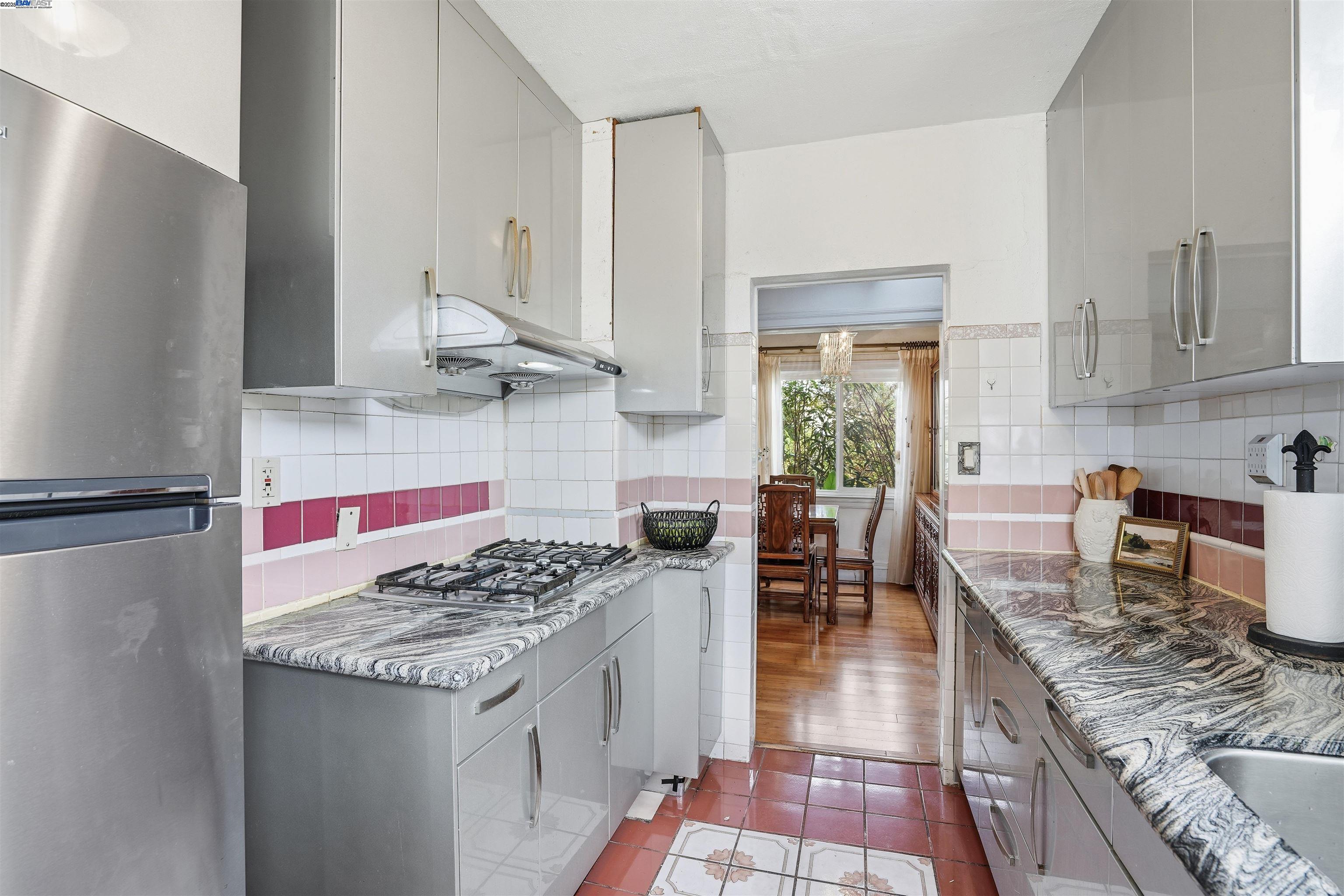 Detail Gallery Image 15 of 54 For 937 Helen Ave, San Leandro,  CA 94577 - 5 Beds | 3 Baths