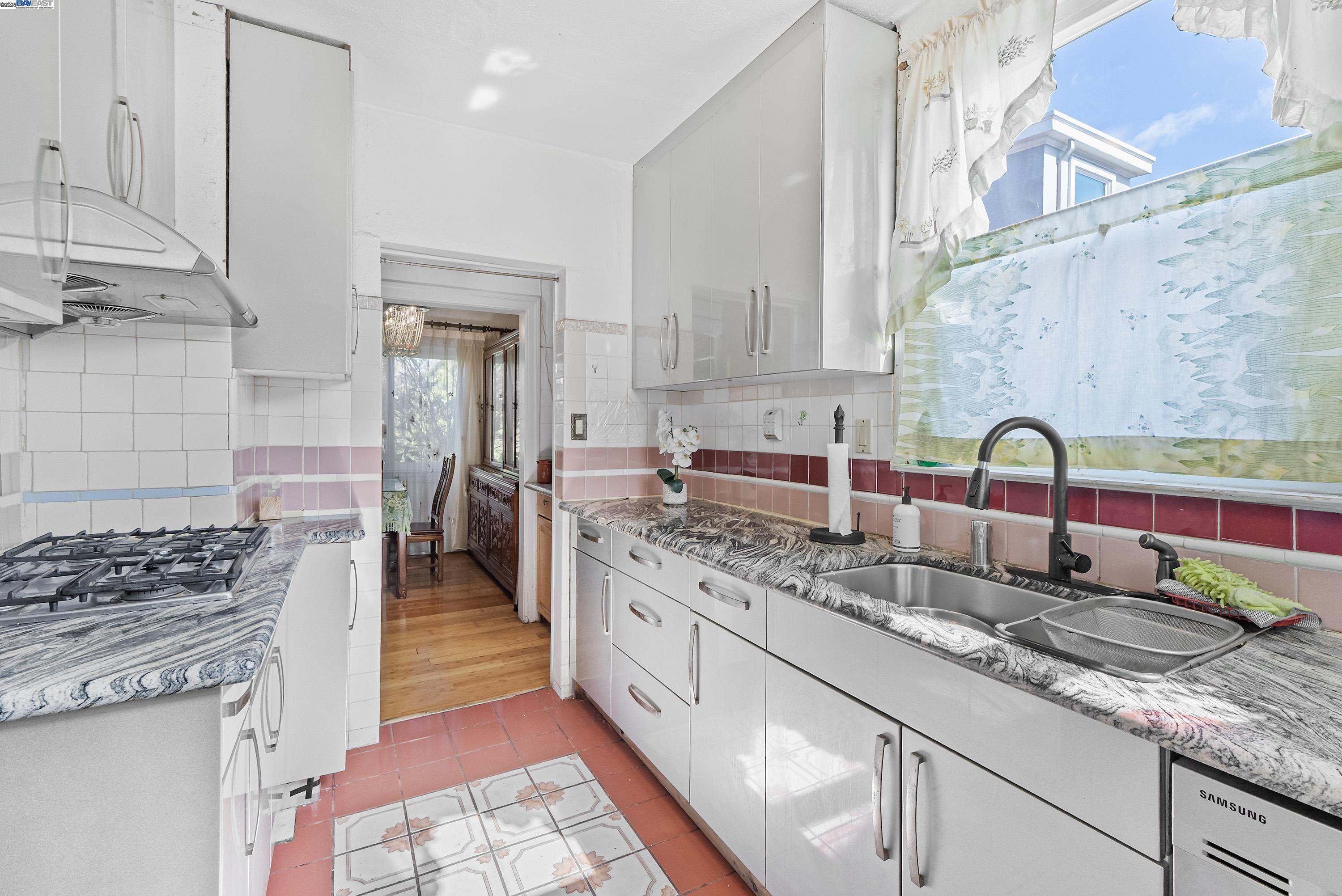 Detail Gallery Image 16 of 54 For 937 Helen Ave, San Leandro,  CA 94577 - 5 Beds | 3 Baths