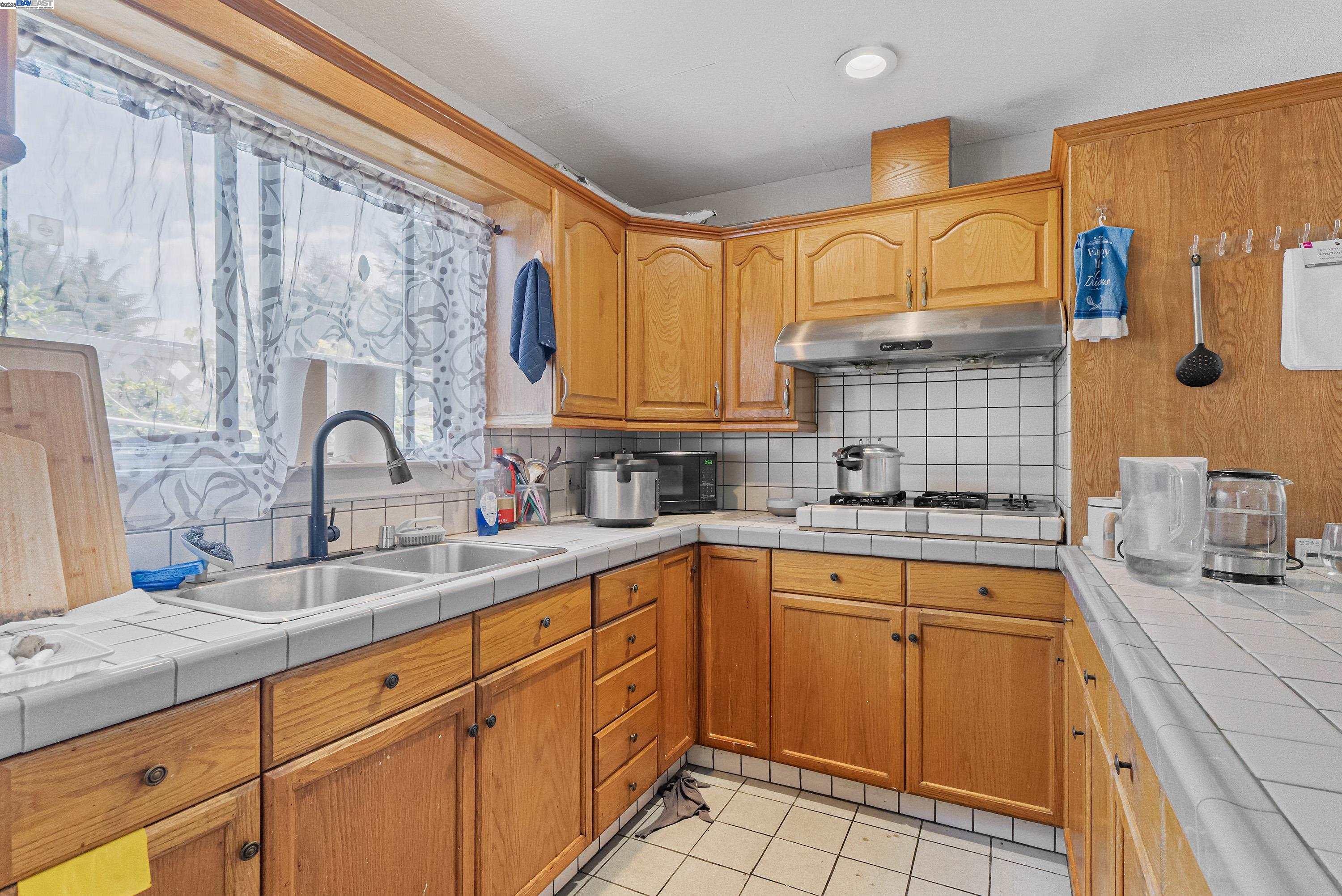 Detail Gallery Image 41 of 54 For 937 Helen Ave, San Leandro,  CA 94577 - 5 Beds | 3 Baths