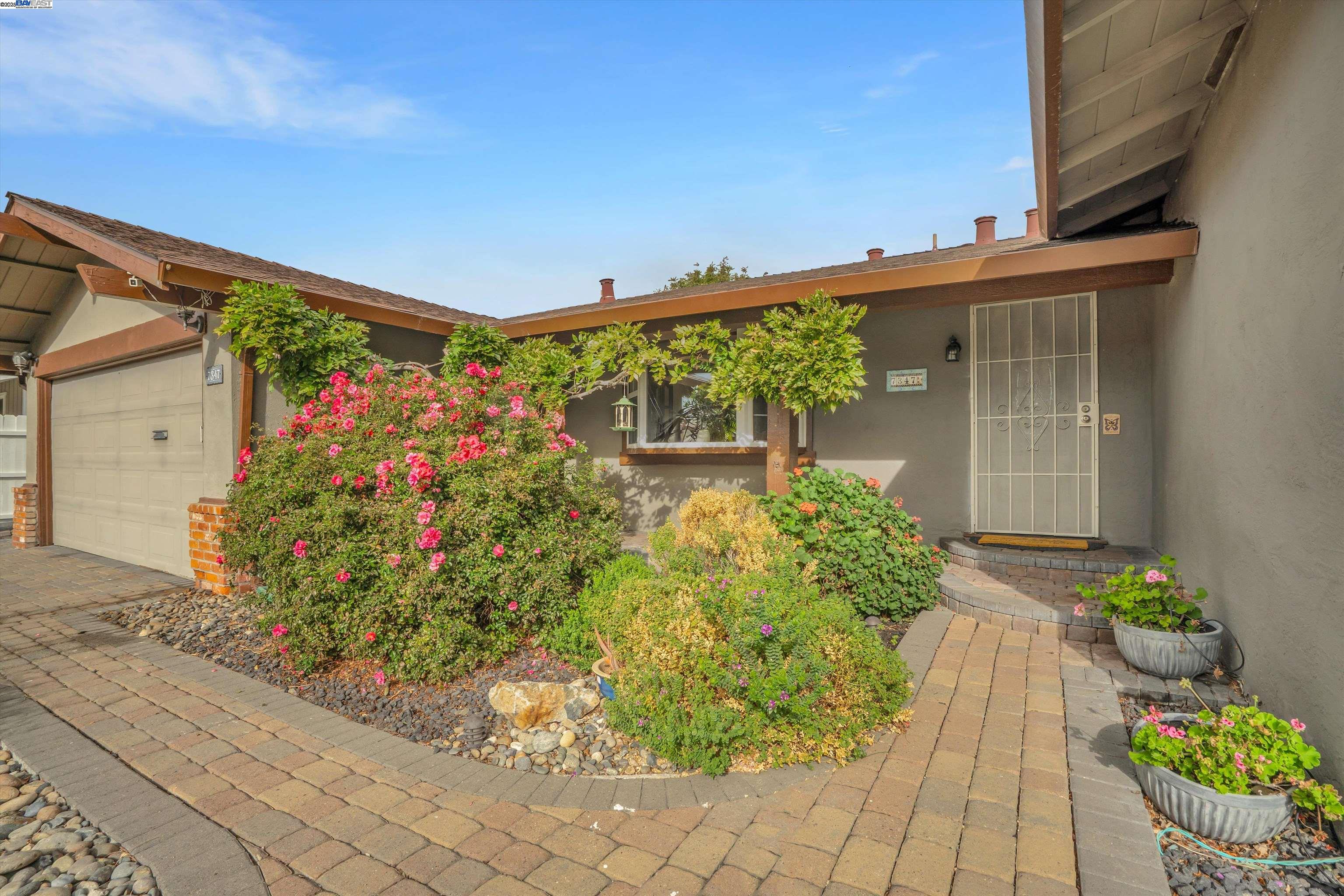 Detail Gallery Image 4 of 39 For 7347 Ione Ct, Dublin,  CA 94568 - 4 Beds | 2 Baths