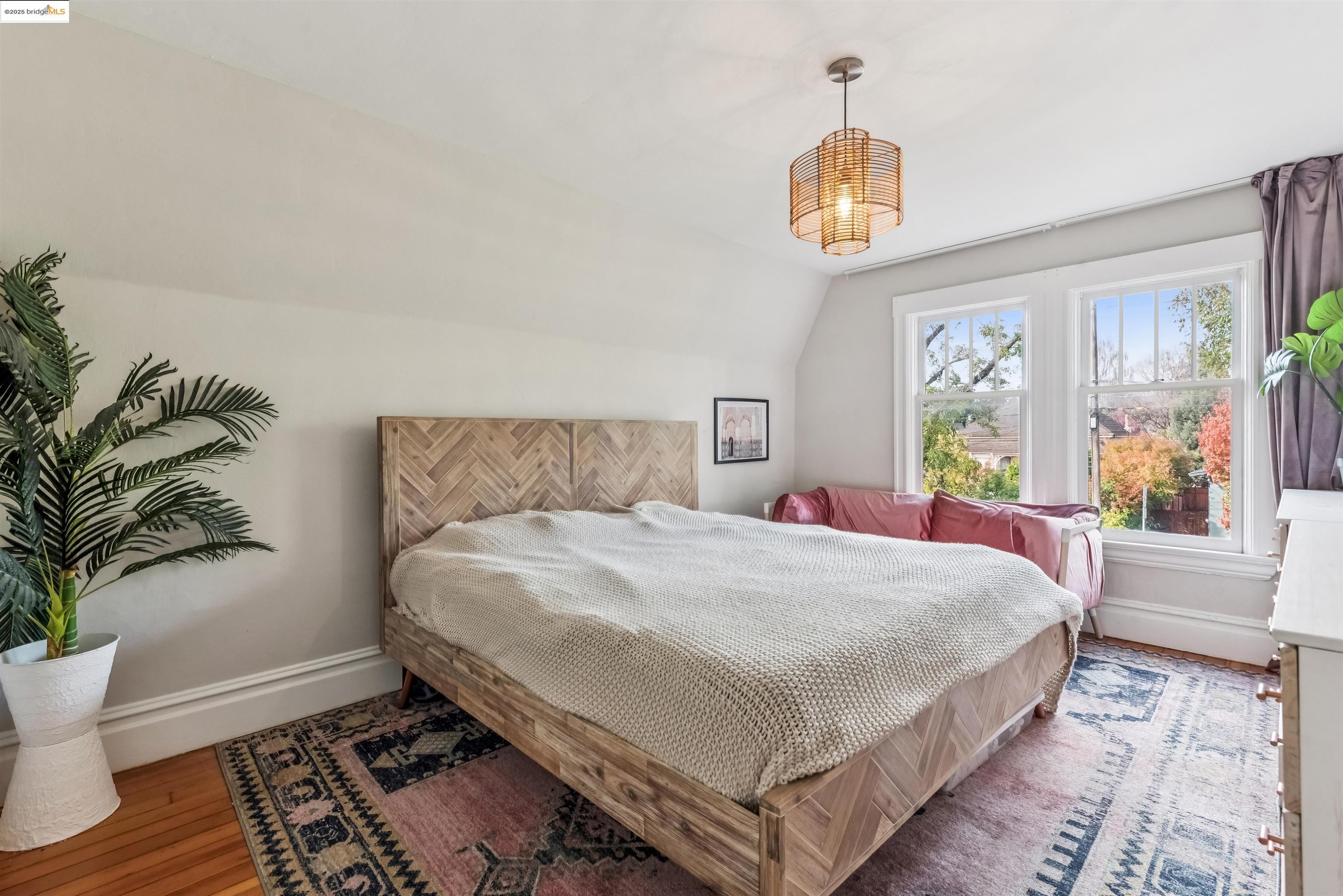 Detail Gallery Image 9 of 12 For 1254 Broadway, Alameda,  CA 94501 - 4 Beds | 2 Baths