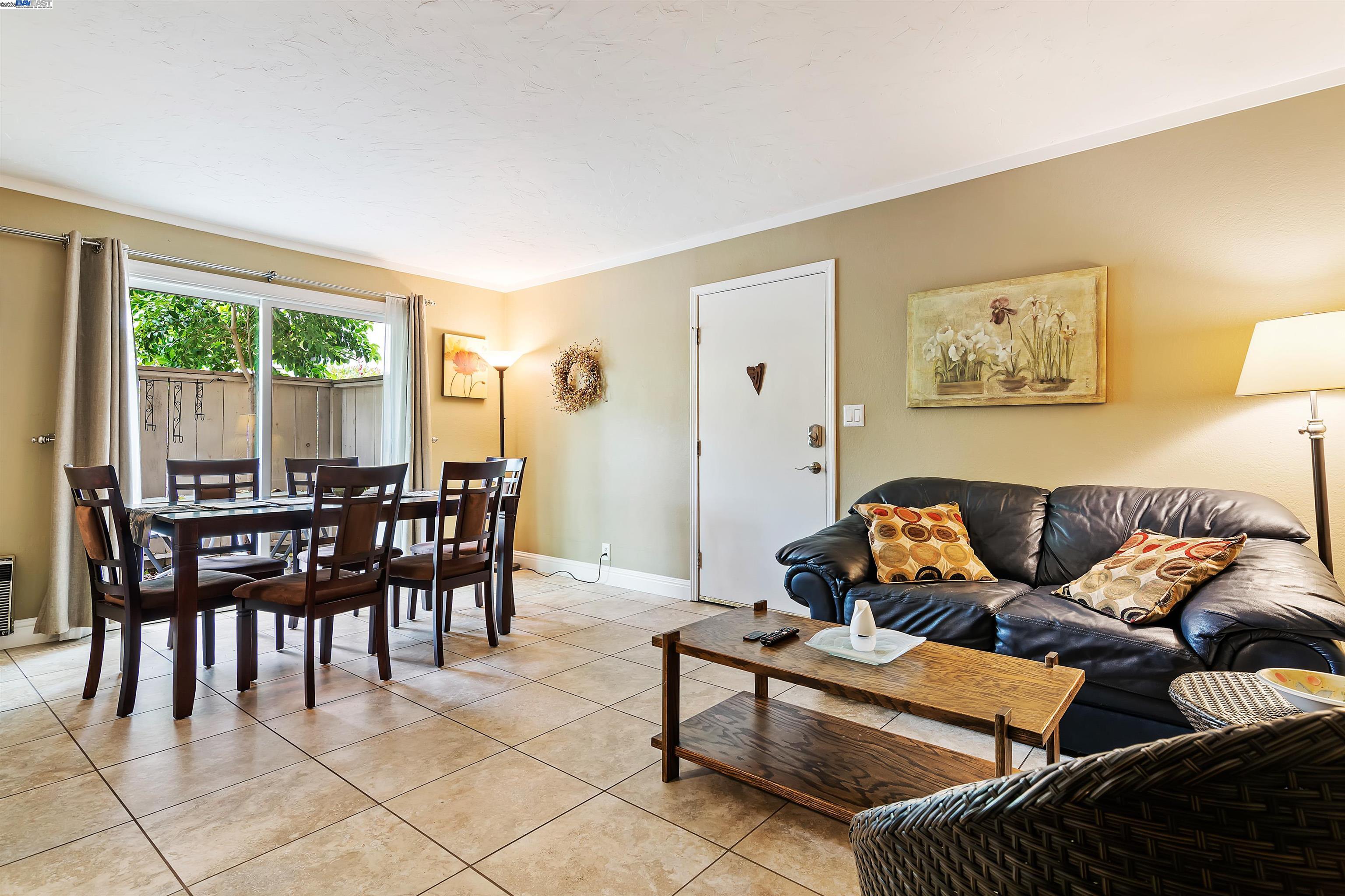 Detail Gallery Image 4 of 19 For 385 Camelback Rd #2,  Pleasant Hill,  CA 94523 - 1 Beds | 1 Baths