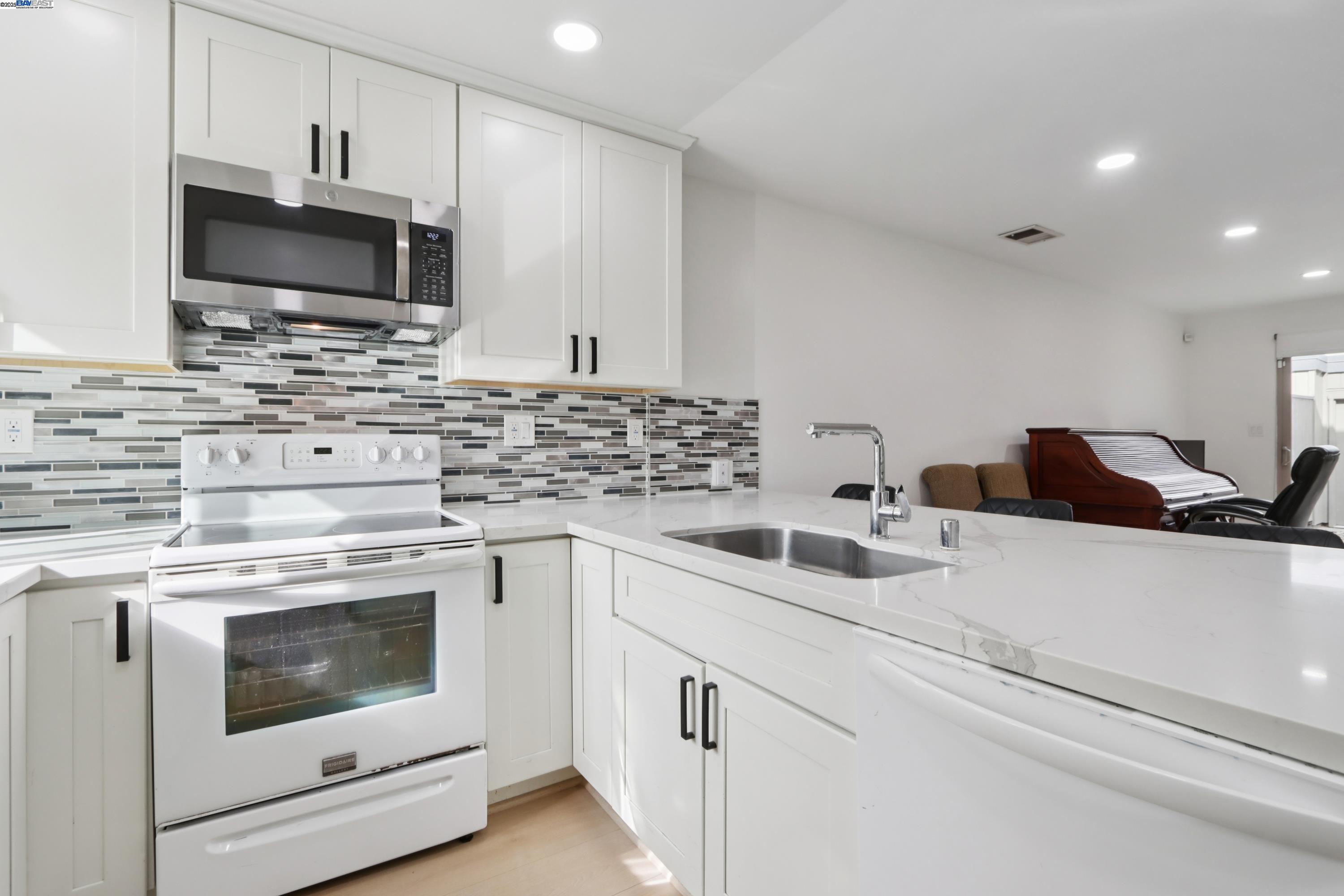 Detail Gallery Image 3 of 20 For 3523 Oleander Ave, Alameda,  CA 94502 - 2 Beds | 1/1 Baths