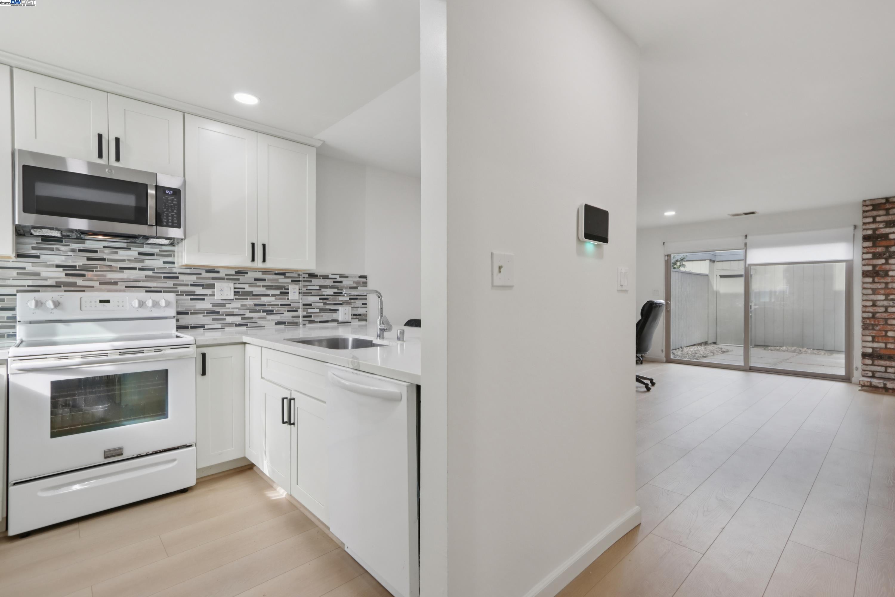 Detail Gallery Image 4 of 20 For 3523 Oleander Ave, Alameda,  CA 94502 - 2 Beds | 1/1 Baths