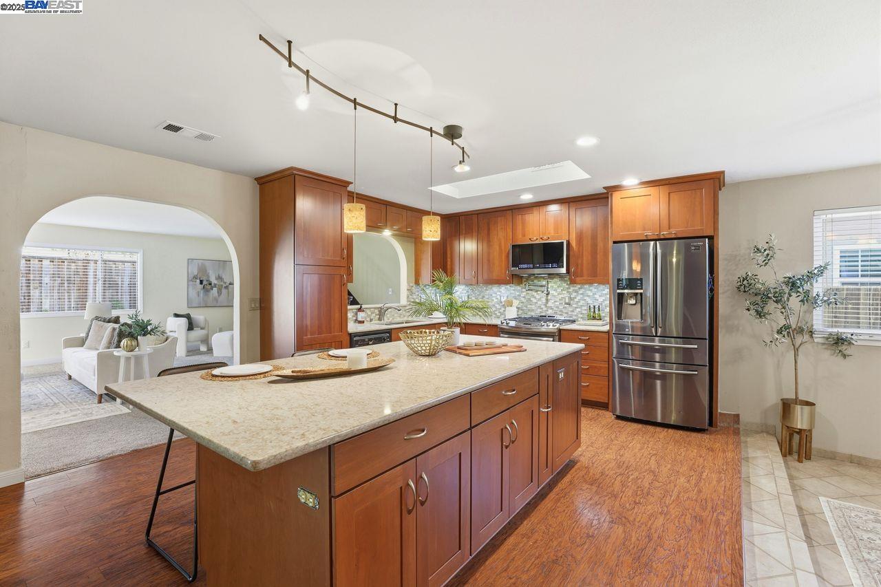 Detail Gallery Image 16 of 43 For 7767 Burnham Way, Dublin,  CA 94568-1737 - 5 Beds | 3 Baths