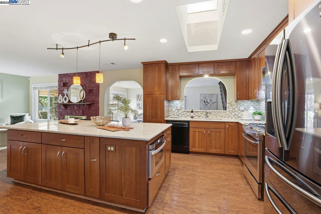 Detail Gallery Image 17 of 43 For 7767 Burnham Way, Dublin,  CA 94568-1737 - 5 Beds | 3 Baths