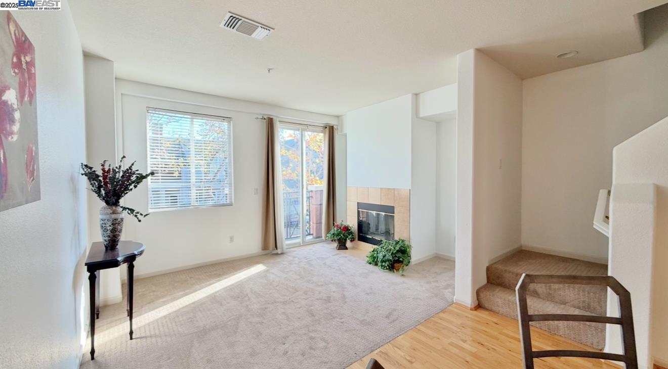 Detail Gallery Image 2 of 38 For 710 City Walk Pl #4,  Hayward,  CA 94541 - 3 Beds | 2/1 Baths