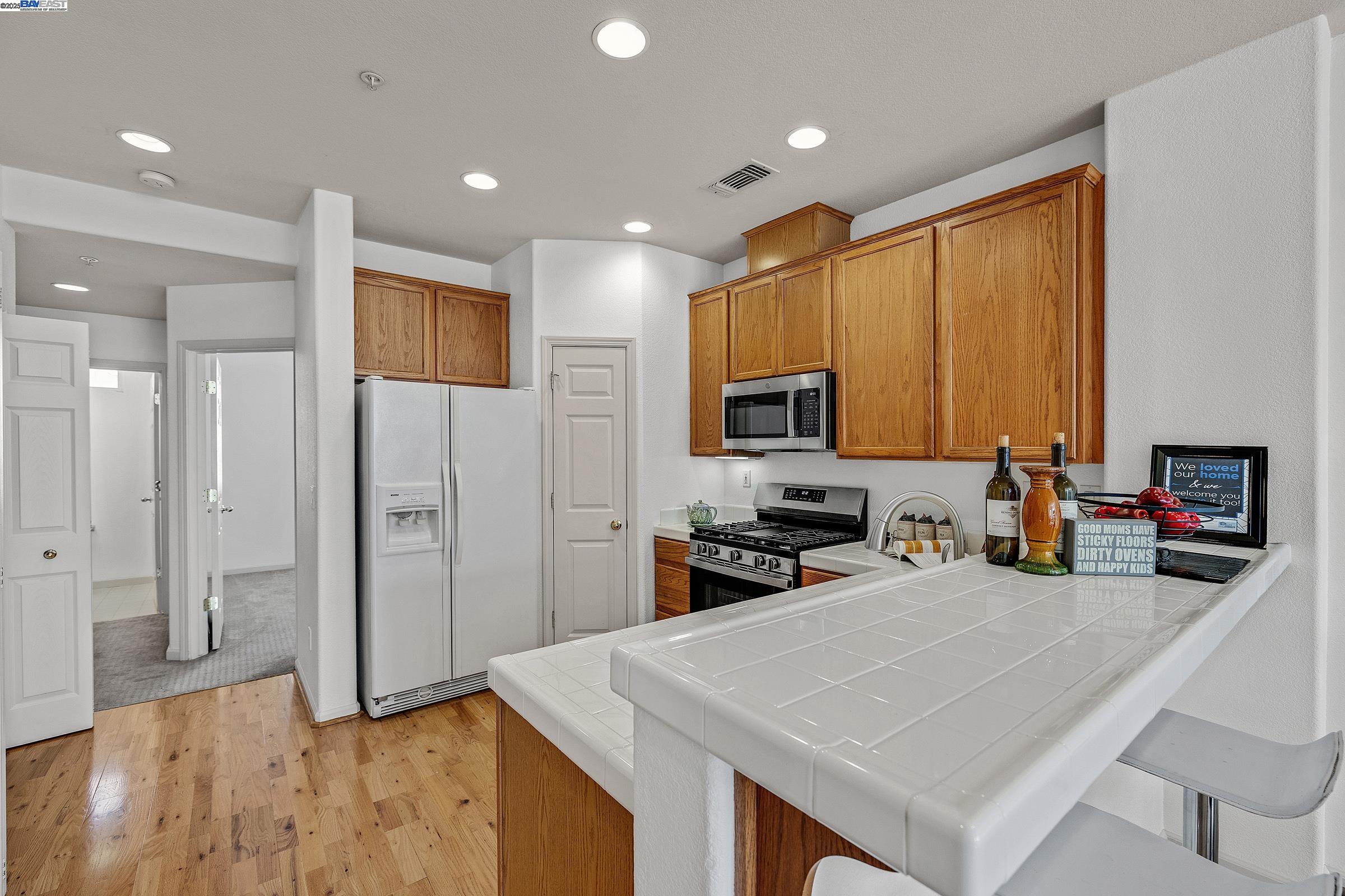 Detail Gallery Image 11 of 47 For 710 City Walk Pl #4,  Hayward,  CA 94541 - 3 Beds | 2/1 Baths