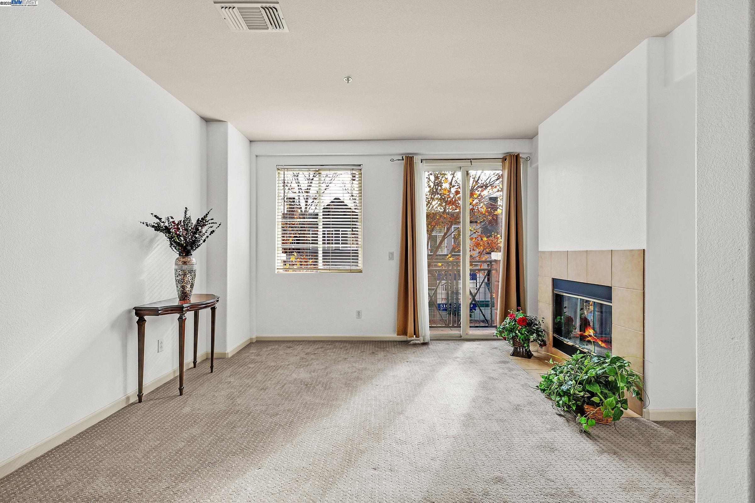 Detail Gallery Image 3 of 47 For 710 City Walk Pl #4,  Hayward,  CA 94541 - 3 Beds | 2/1 Baths