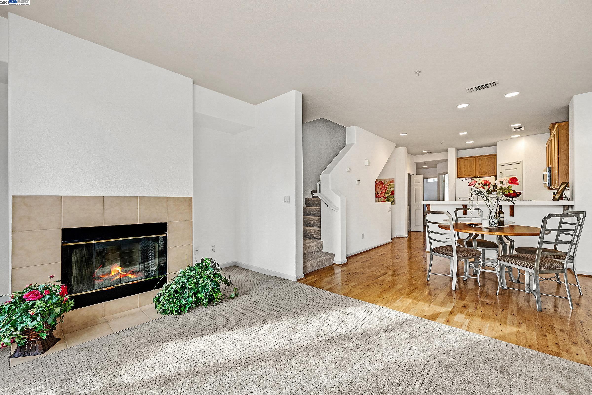 Detail Gallery Image 5 of 45 For 710 City Walk Pl #4,  Hayward,  CA 94541 - 3 Beds | 2/1 Baths