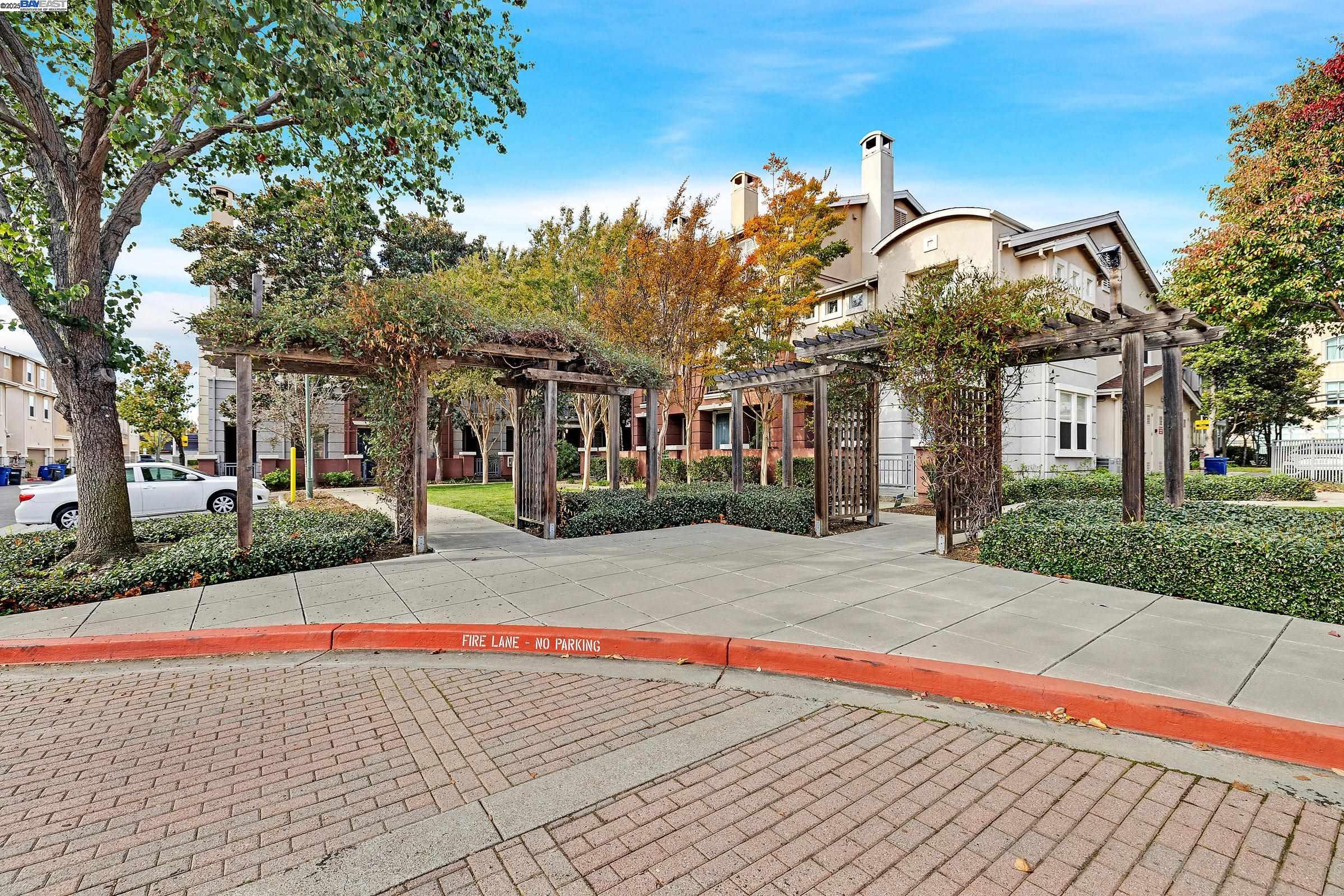 Detail Gallery Image 41 of 47 For 710 City Walk Pl #4,  Hayward,  CA 94541 - 3 Beds | 2/1 Baths