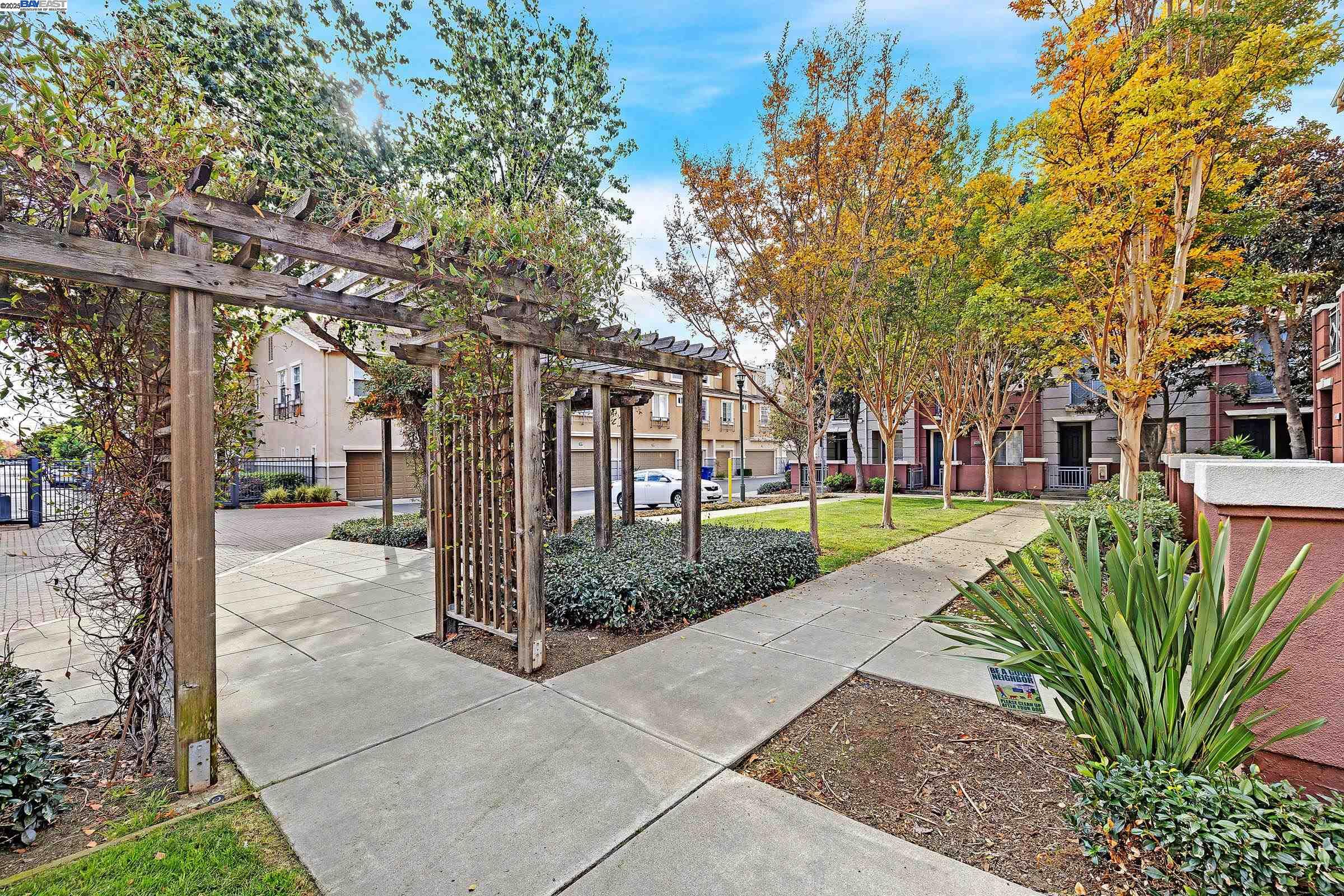Detail Gallery Image 41 of 45 For 710 City Walk Pl #4,  Hayward,  CA 94541 - 3 Beds | 2/1 Baths