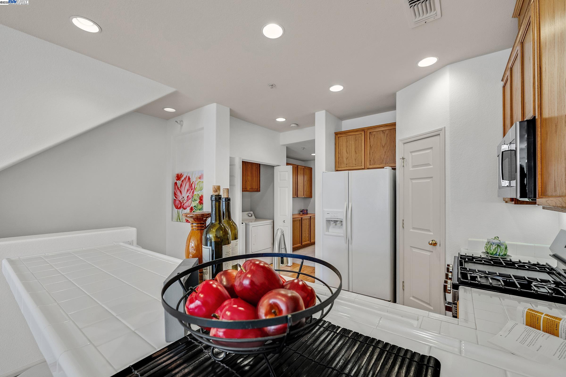 Detail Gallery Image 6 of 38 For 710 City Walk Pl #4,  Hayward,  CA 94541 - 3 Beds | 2/1 Baths