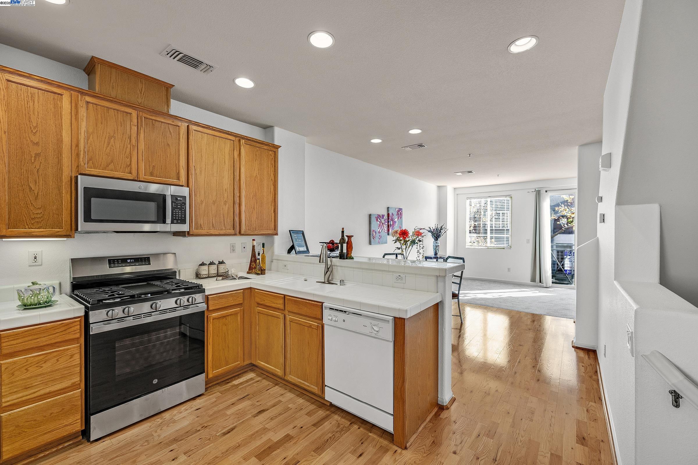 Detail Gallery Image 9 of 47 For 710 City Walk Pl #4,  Hayward,  CA 94541 - 3 Beds | 2/1 Baths