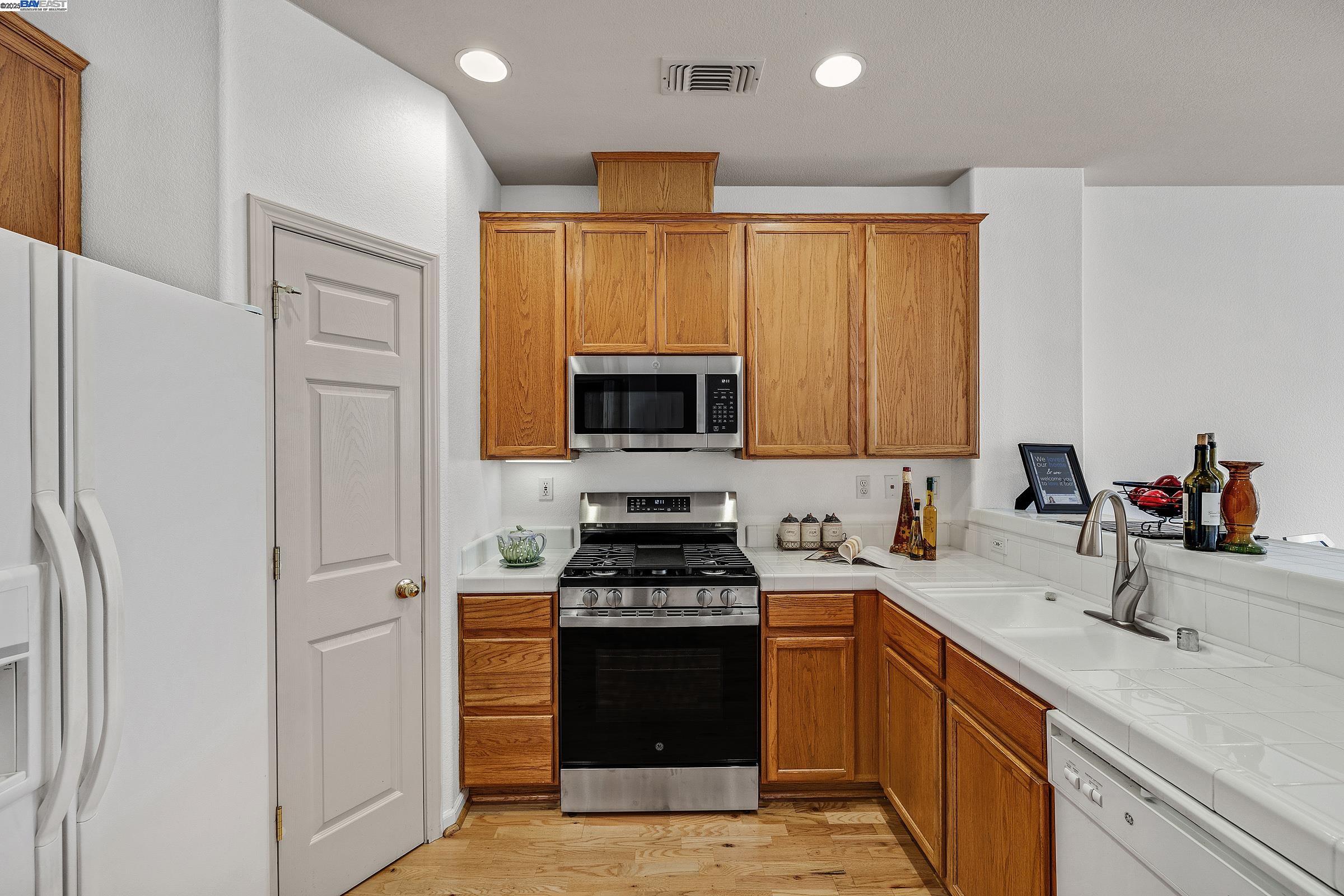 Detail Gallery Image 10 of 47 For 710 City Walk Pl #4,  Hayward,  CA 94541 - 3 Beds | 2/1 Baths