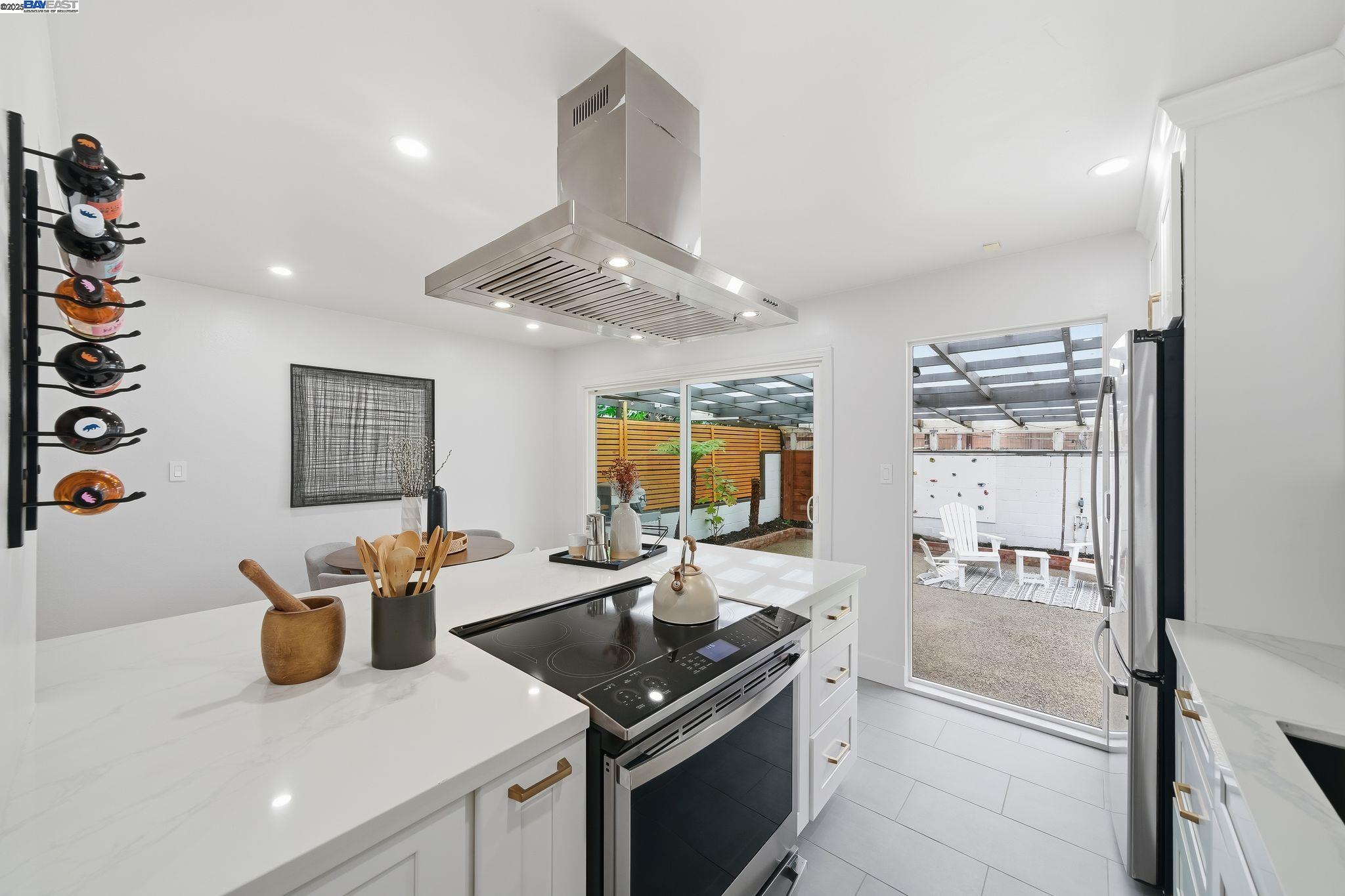 Detail Gallery Image 9 of 38 For 24006 Azevedo Ave, Hayward,  CA 94541 - 3 Beds | 2/1 Baths