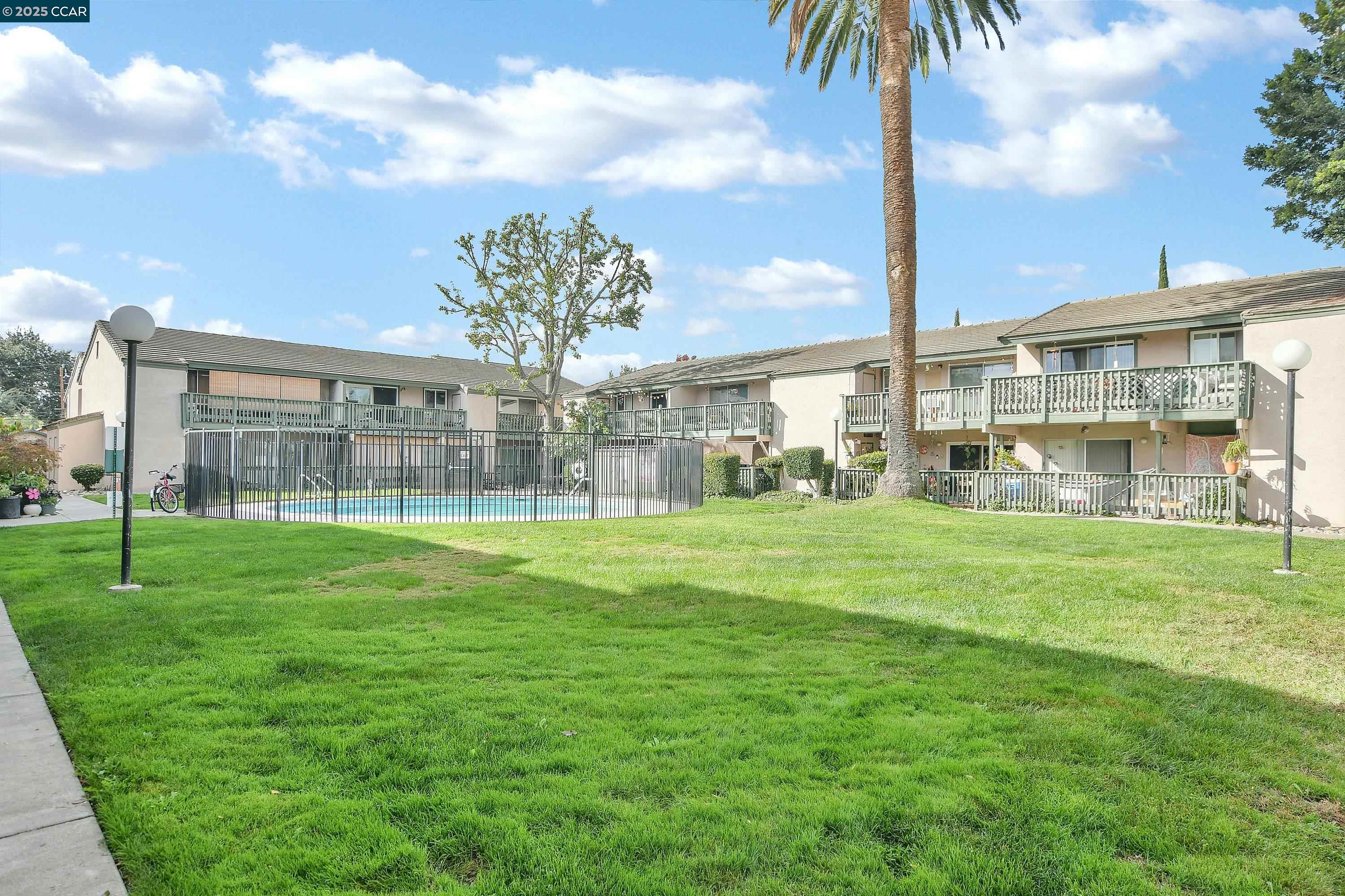 Detail Gallery Image 2 of 16 For 4888 Clayton Rd #6,  Concord,  CA 94521 - 2 Beds | 1 Baths