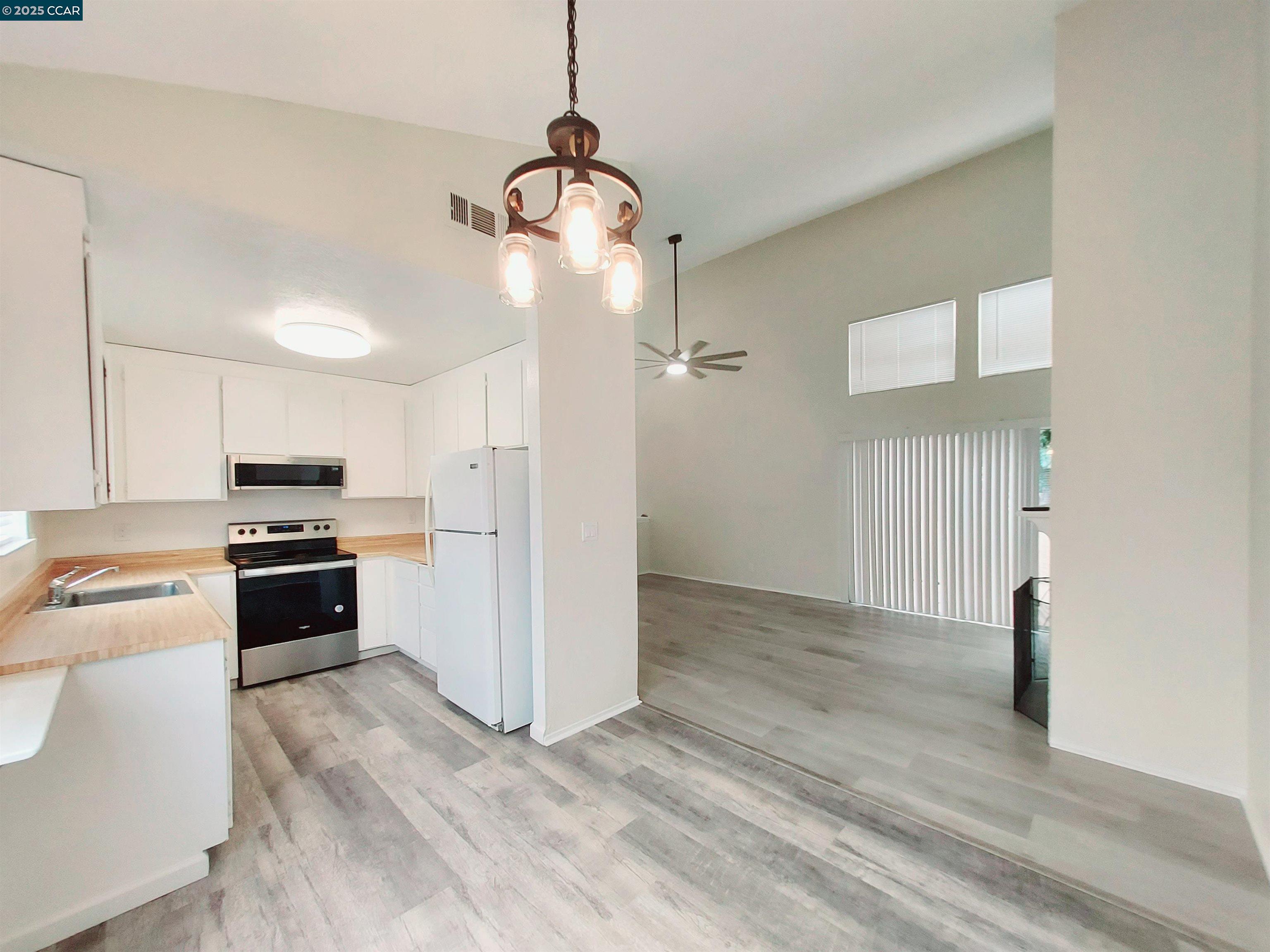 Detail Gallery Image 7 of 21 For 3712 Willow Pass Rd #32,  Concord,  CA 94519 - 2 Beds | 1 Baths