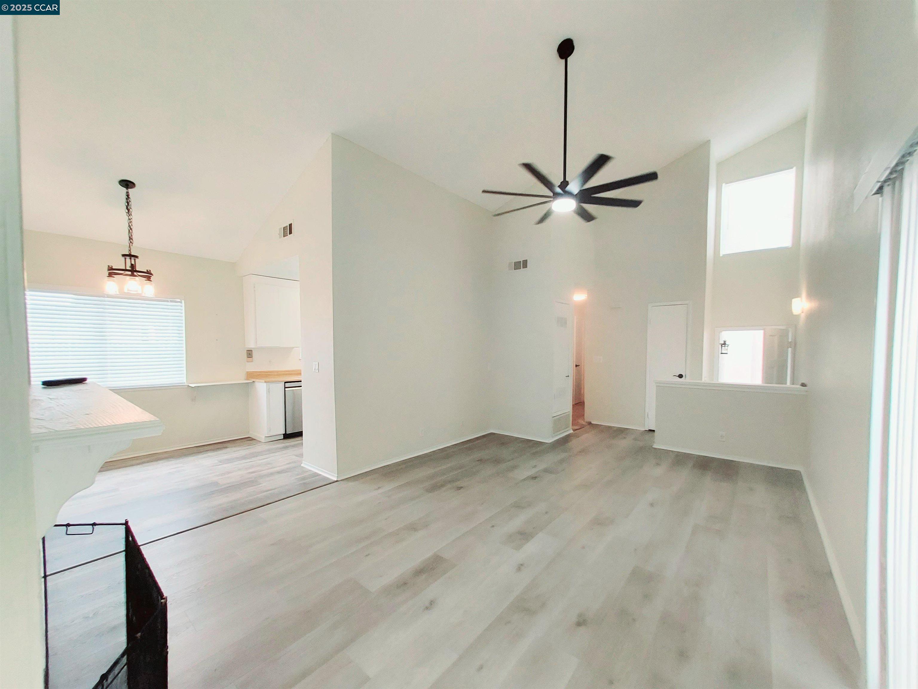 Detail Gallery Image 4 of 21 For 3712 Willow Pass Rd #32,  Concord,  CA 94519 - 2 Beds | 1 Baths