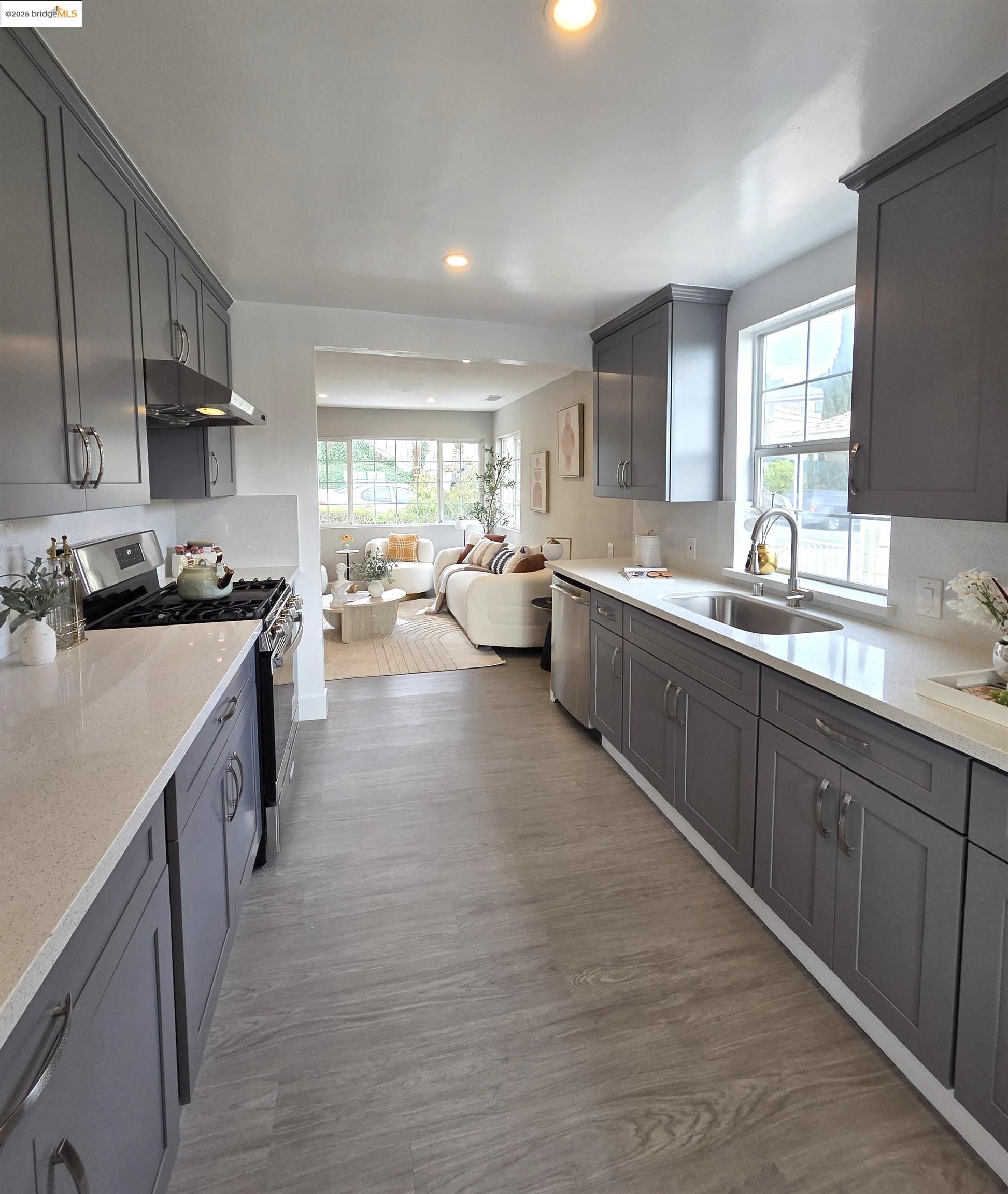 Detail Gallery Image 5 of 24 For 14851 Boulevard Ct, Castro Valley,  CA 94578 - 5 Beds | 3 Baths