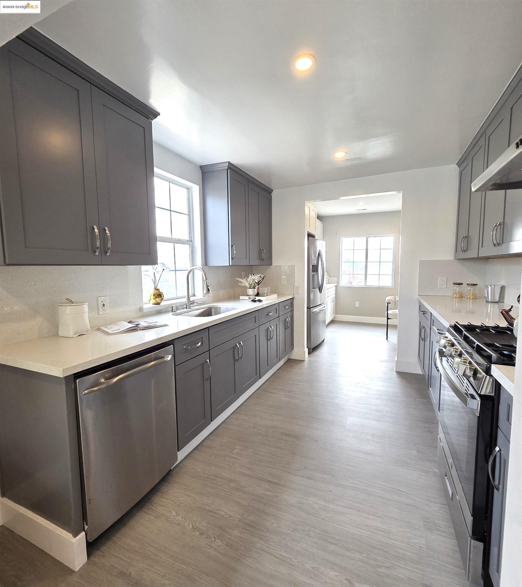 Detail Gallery Image 7 of 24 For 14851 Boulevard Ct, Castro Valley,  CA 94578 - 5 Beds | 3 Baths