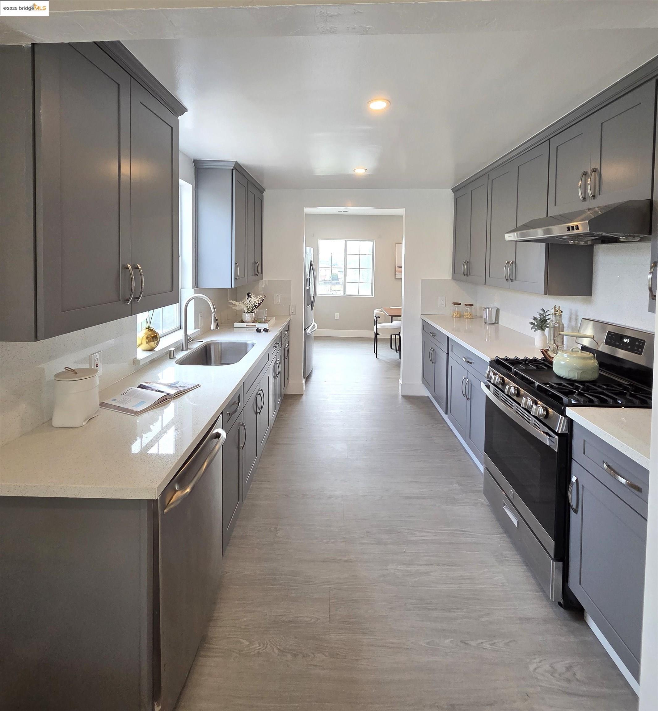 Detail Gallery Image 8 of 24 For 14851 Boulevard Ct, Castro Valley,  CA 94578 - 5 Beds | 3 Baths