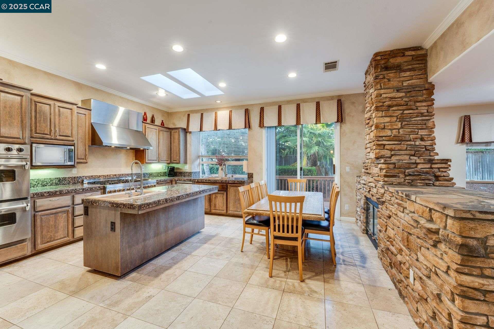 Detail Gallery Image 13 of 52 For 1105 Peacock Creek Drive, Clayton,  CA 94517 - 5 Beds | 3/1 Baths