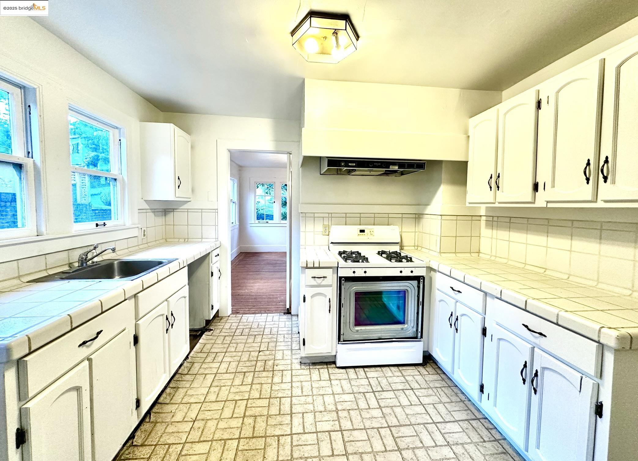 Detail Gallery Image 18 of 25 For 6014 La Salle Ave, Oakland,  CA 94611 - 3 Beds | 2 Baths