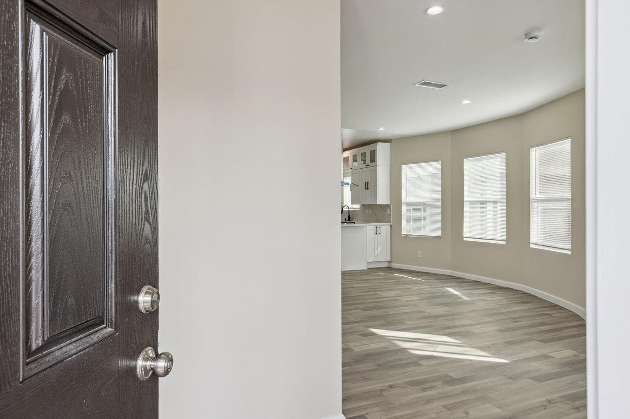 Detail Gallery Image 2 of 29 For 842 E 17th St, Oakland,  CA 94606 - 4 Beds | 2 Baths