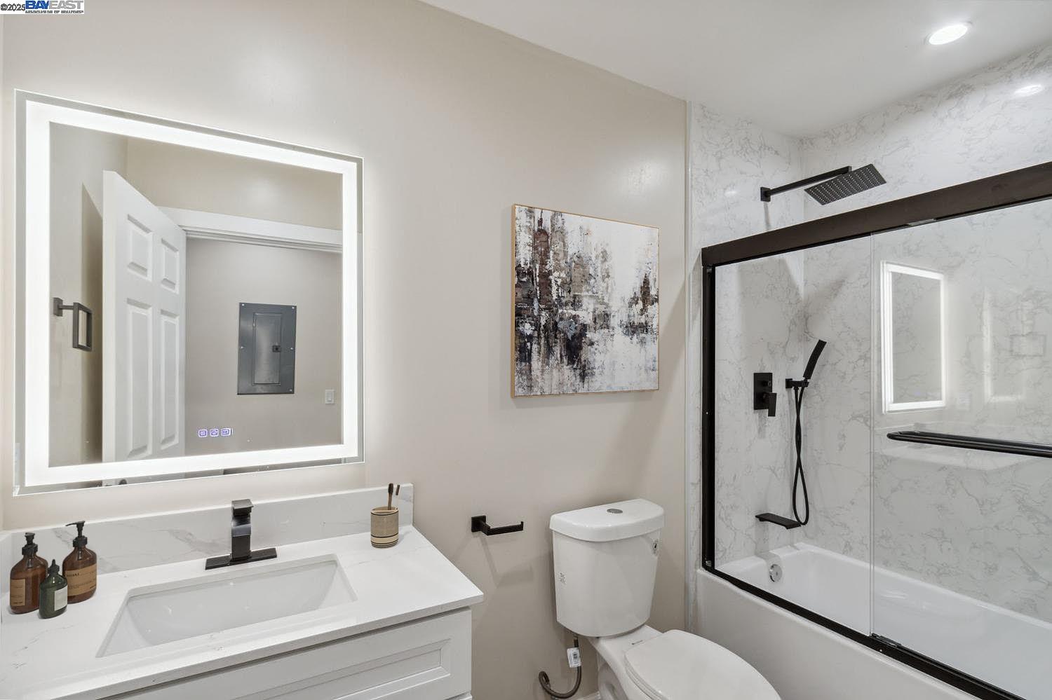 Detail Gallery Image 9 of 12 For 842 E 17th St, Oakland,  CA 94606 - 4 Beds | 2 Baths