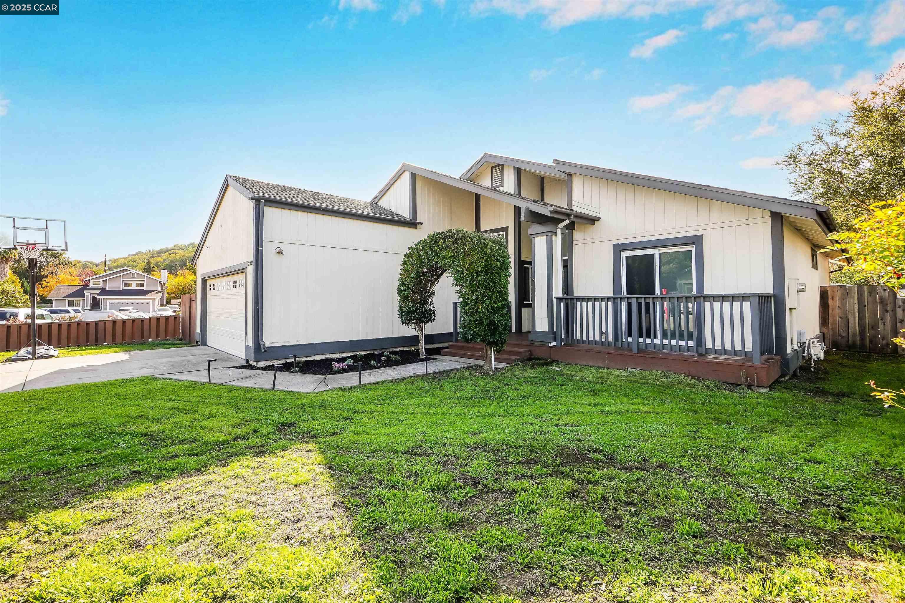 Detail Gallery Image 3 of 53 For 2365 Martinez Ct, Pinole,  CA 94564 - 3 Beds | 2 Baths