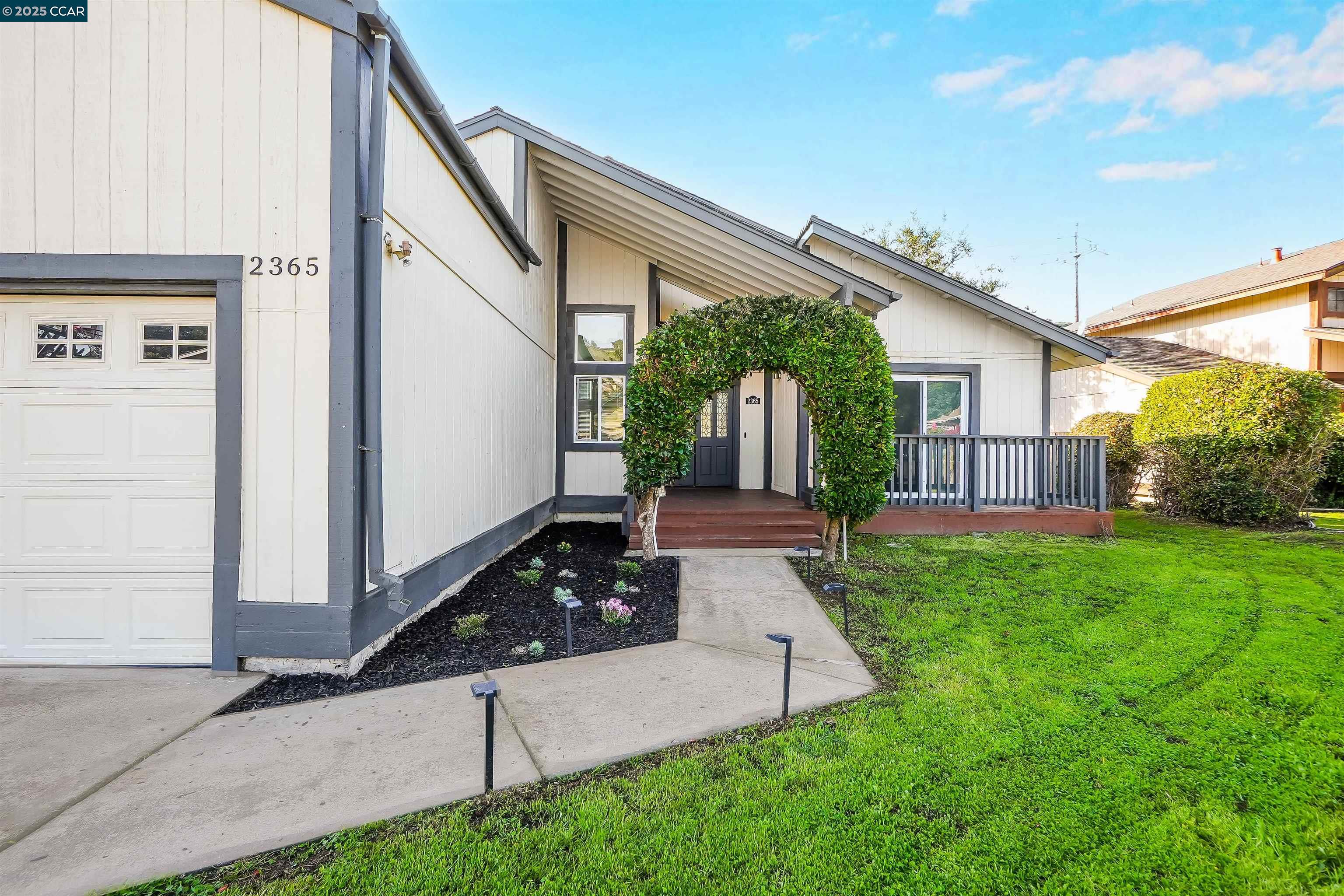 Detail Gallery Image 4 of 53 For 2365 Martinez Ct, Pinole,  CA 94564 - 3 Beds | 2 Baths