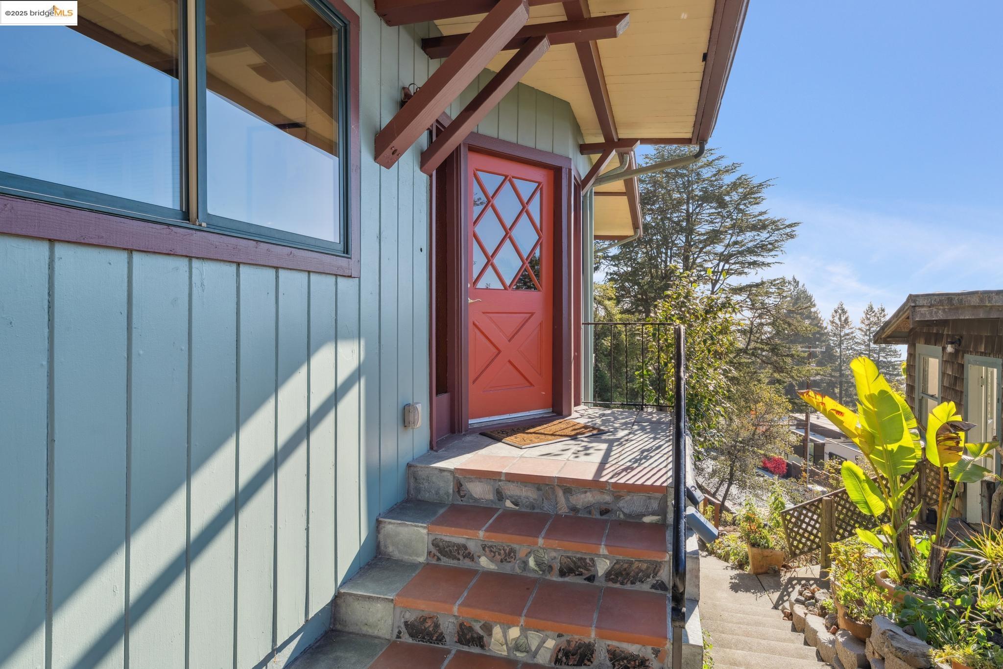 Detail Gallery Image 3 of 60 For 1005 Miller Ave, Berkeley,  CA 94708 - 4 Beds | 3 Baths