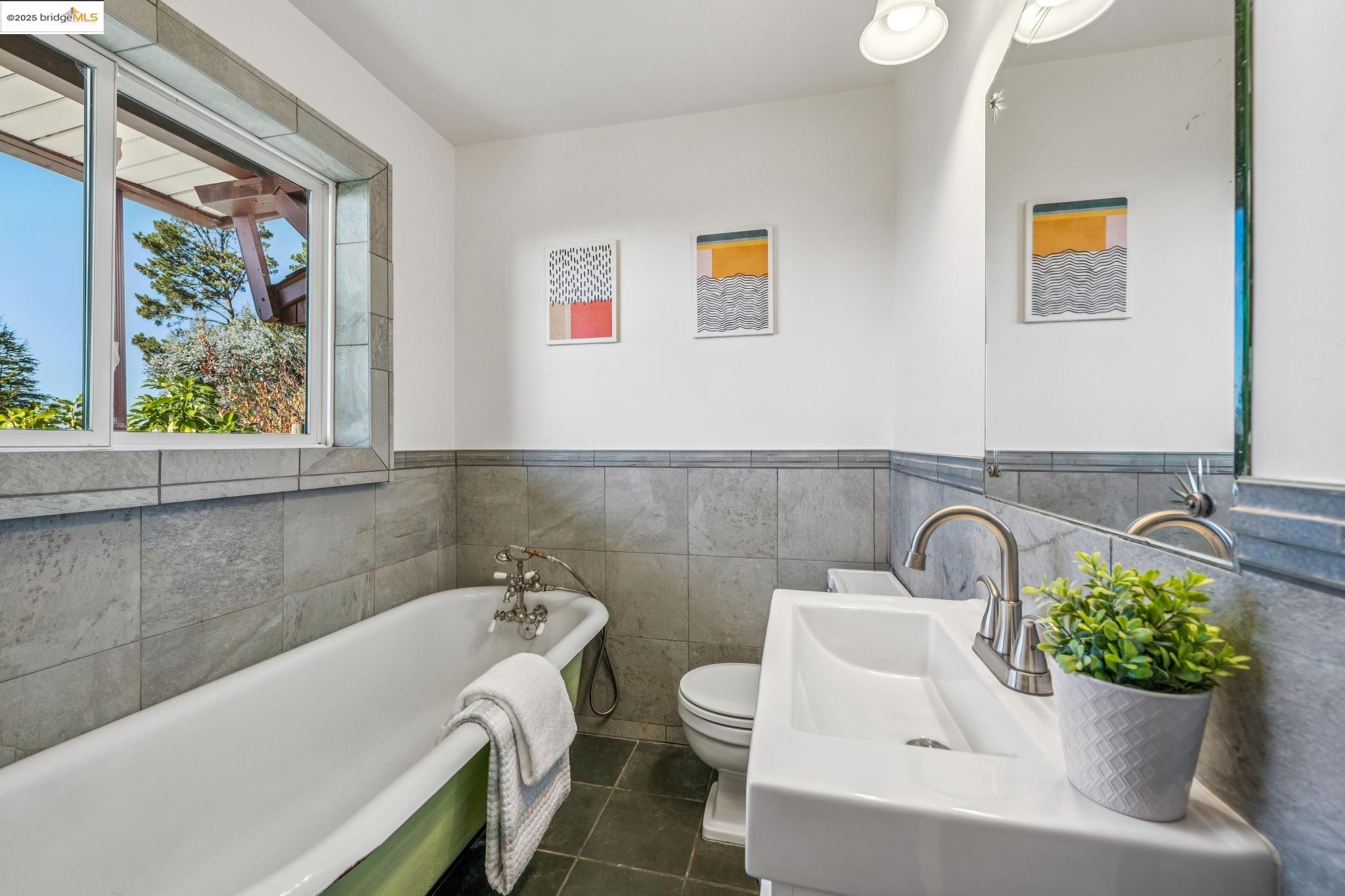 Detail Gallery Image 27 of 60 For 1005 Miller Ave, Berkeley,  CA 94708 - 4 Beds | 3 Baths