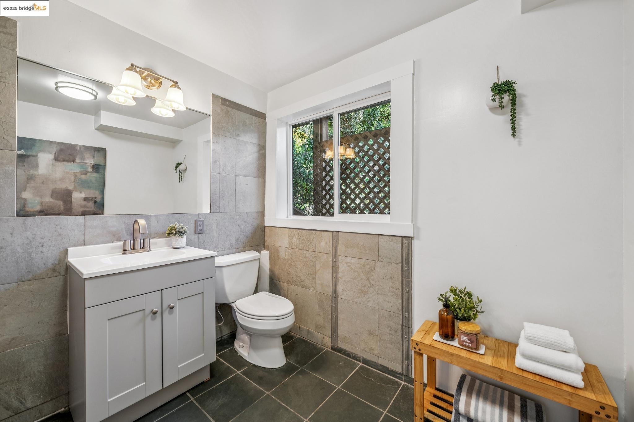 Detail Gallery Image 33 of 60 For 1005 Miller Ave, Berkeley,  CA 94708 - 4 Beds | 3 Baths