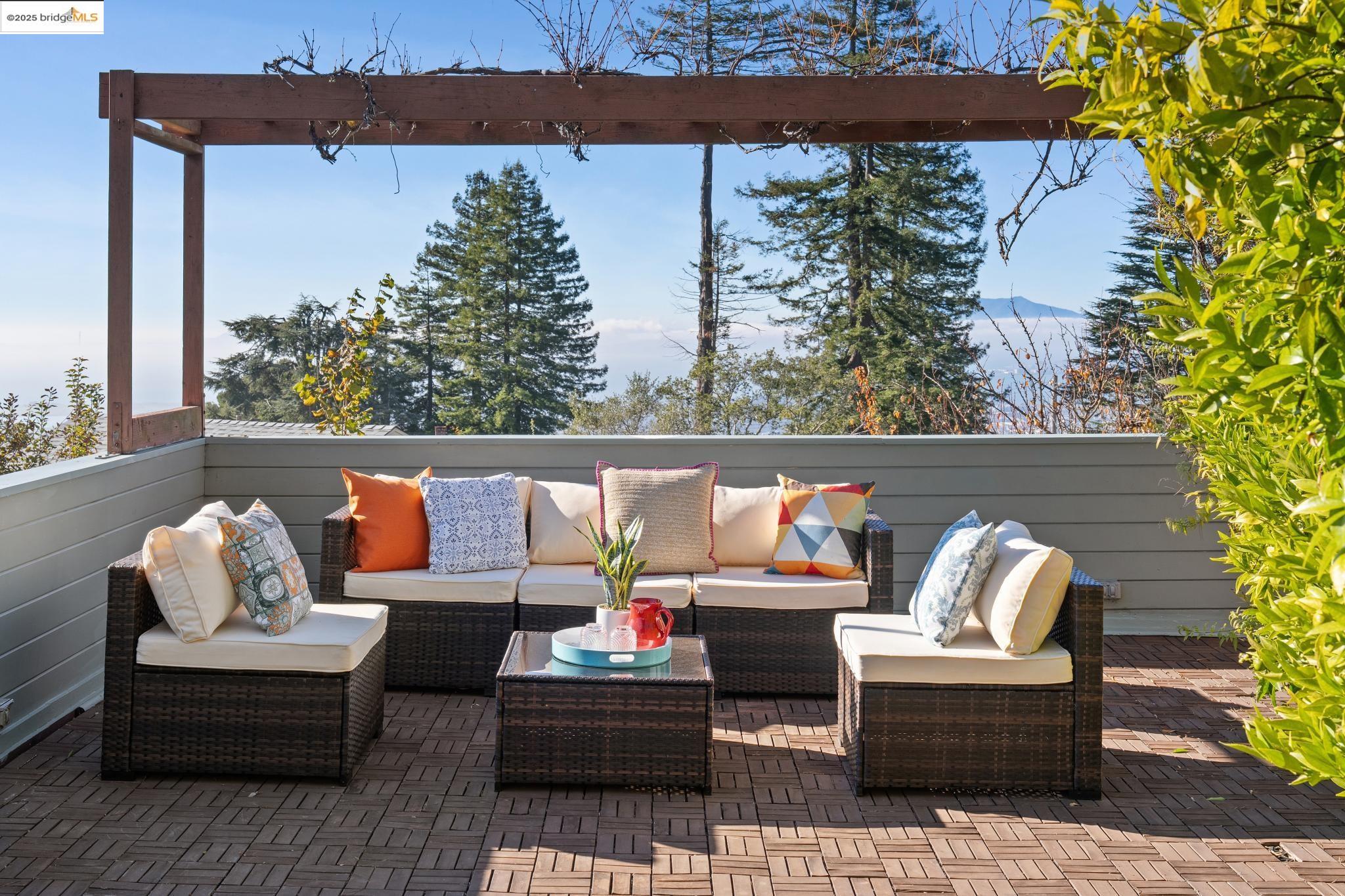 Detail Gallery Image 37 of 60 For 1005 Miller Ave, Berkeley,  CA 94708 - 4 Beds | 3 Baths