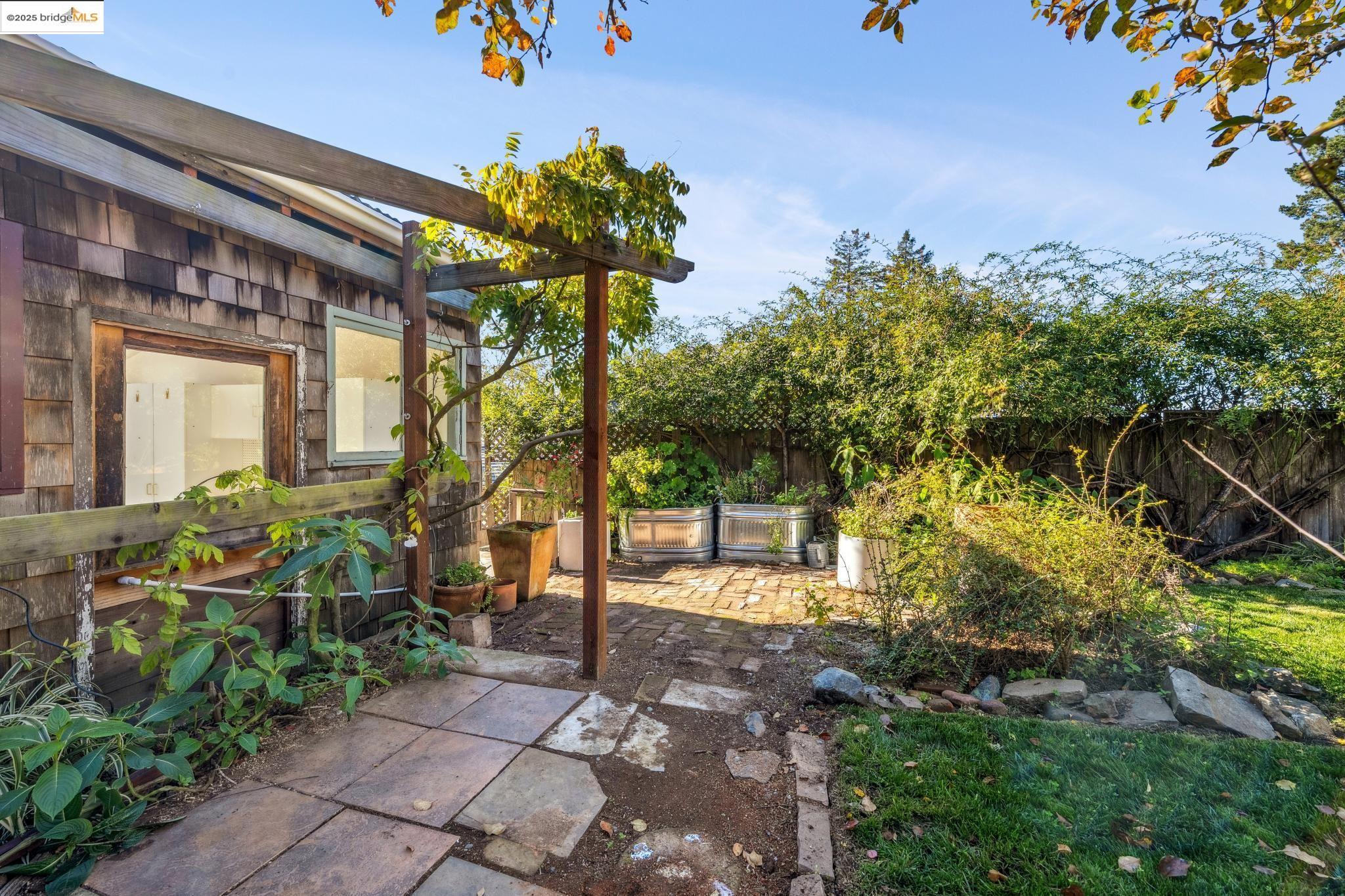 Detail Gallery Image 39 of 60 For 1005 Miller Ave, Berkeley,  CA 94708 - 4 Beds | 3 Baths