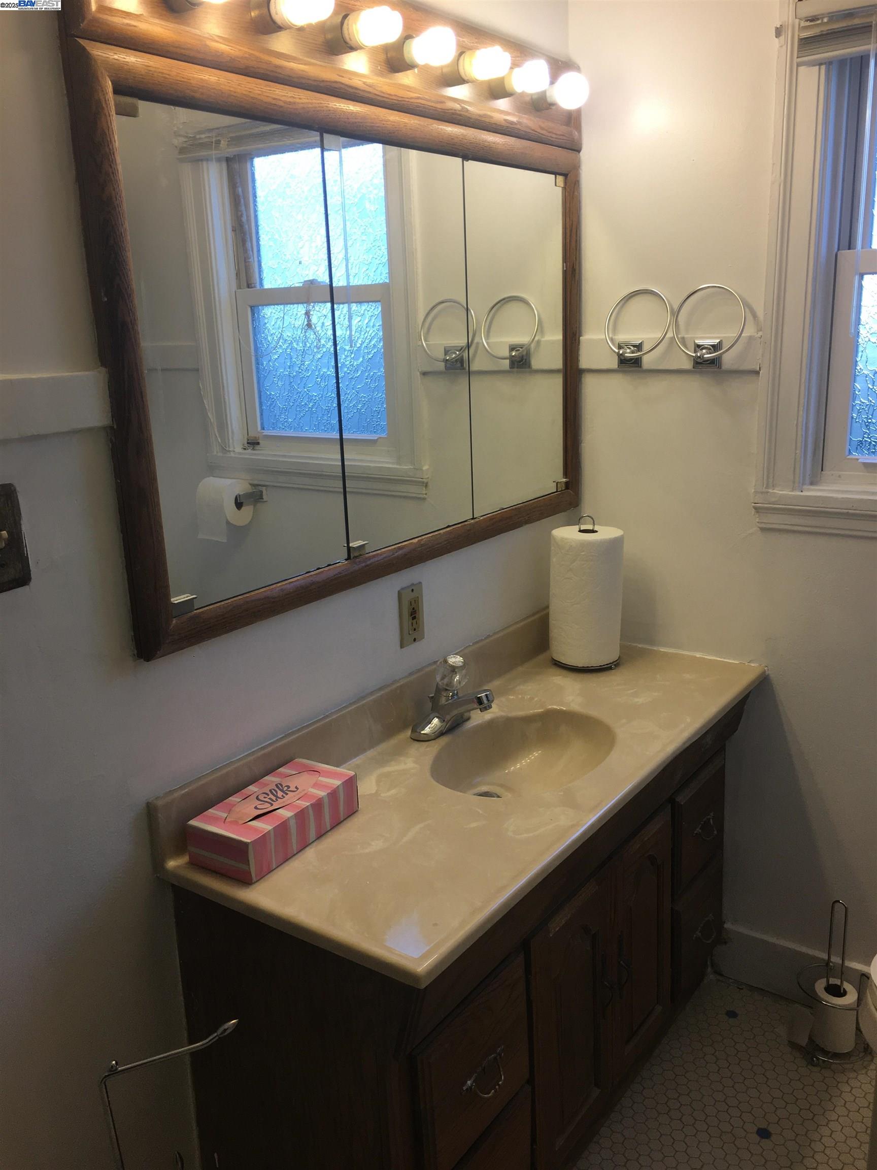 Detail Gallery Image 9 of 49 For 2621 66th Avenue, Oakland,  CA 94605 - 2 Beds | 1 Baths