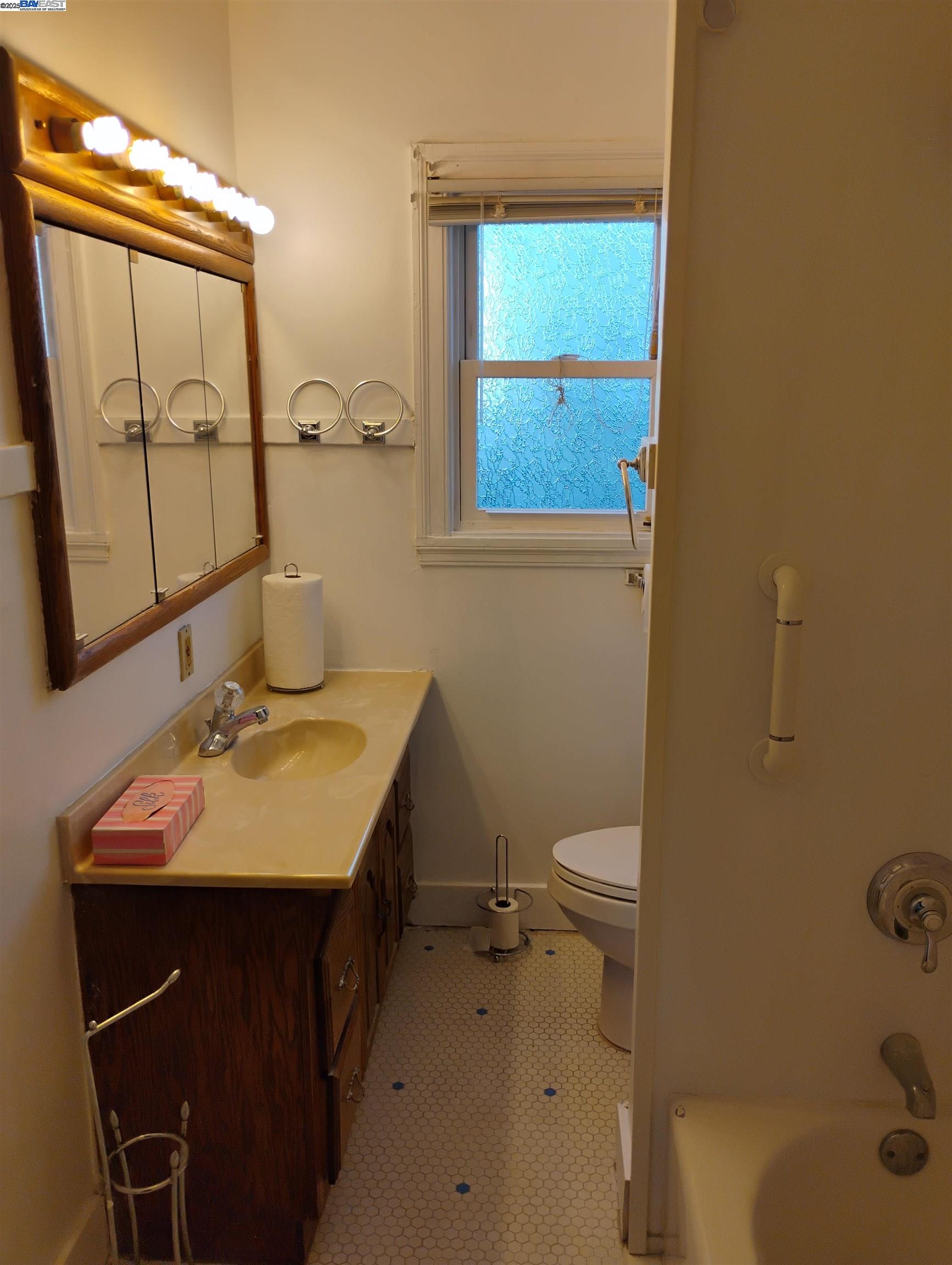 Detail Gallery Image 16 of 49 For 2621 66th Avenue, Oakland,  CA 94605 - 2 Beds | 1 Baths