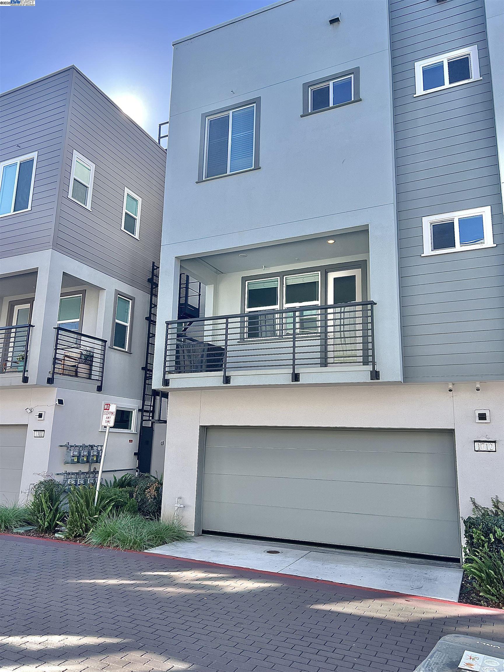 Detail Gallery Image 2 of 31 For 1712 17th St, Oakland,  CA 94607 - 3 Beds | 3/1 Baths