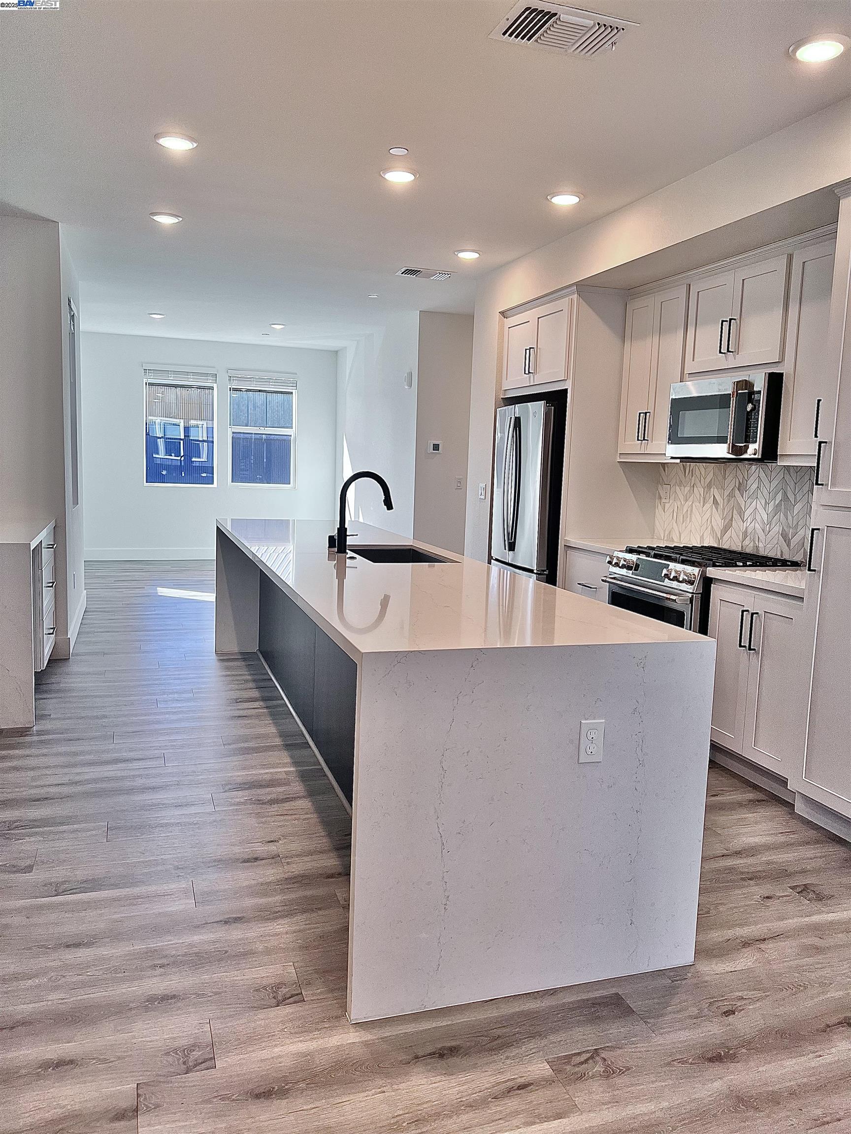 Detail Gallery Image 11 of 31 For 1712 17th St, Oakland,  CA 94607 - 3 Beds | 3/1 Baths