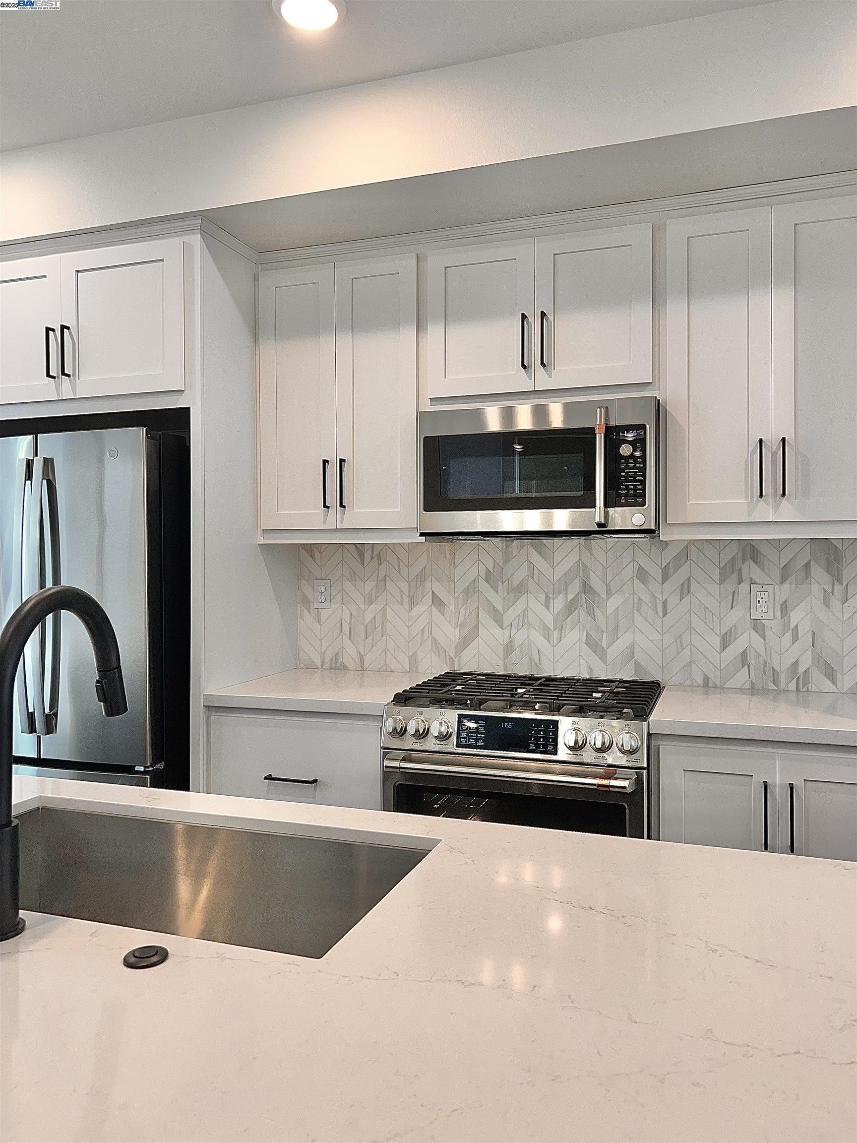 Detail Gallery Image 12 of 31 For 1712 17th St, Oakland,  CA 94607 - 3 Beds | 3/1 Baths