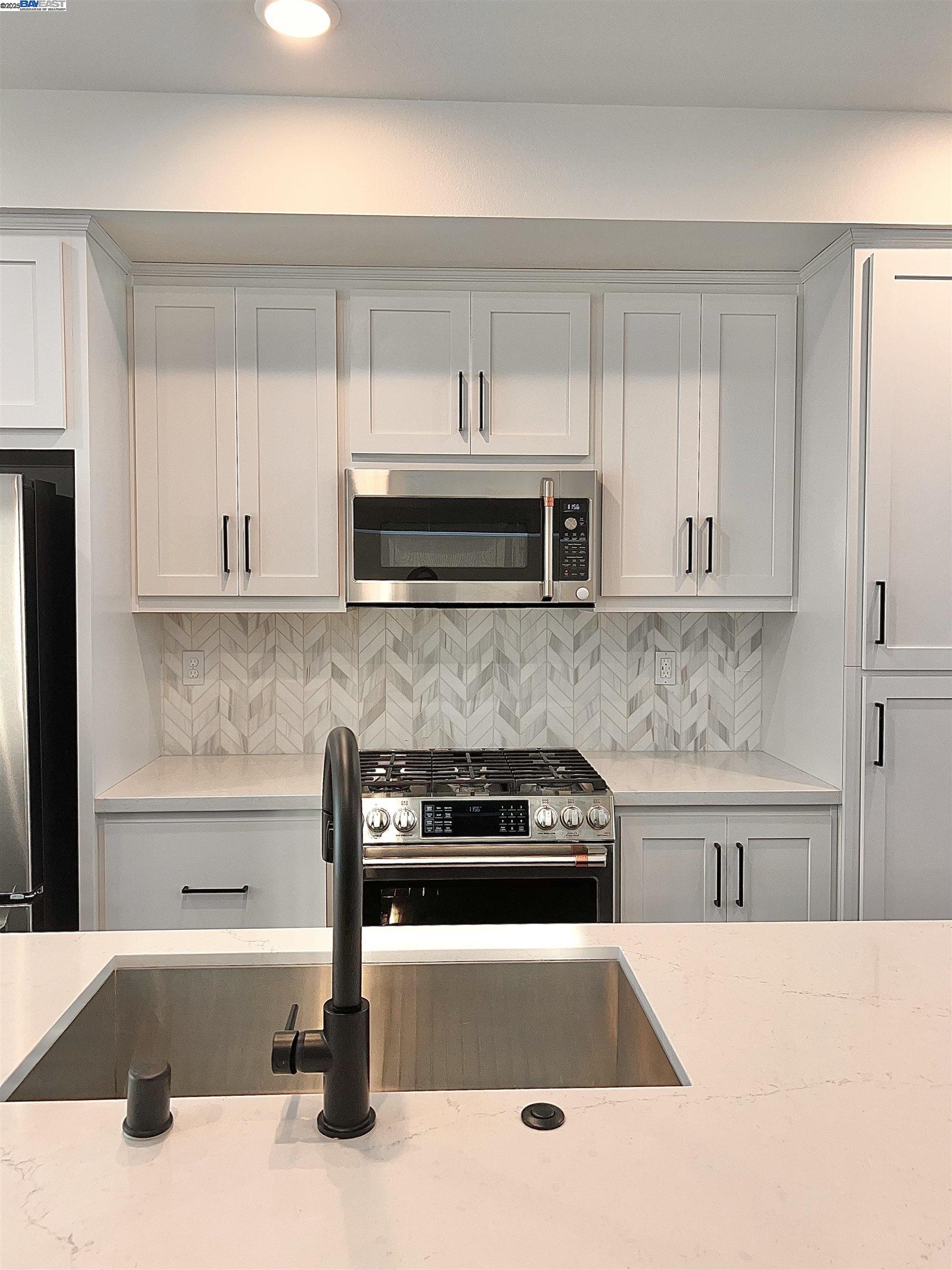 Detail Gallery Image 13 of 31 For 1712 17th St, Oakland,  CA 94607 - 3 Beds | 3/1 Baths