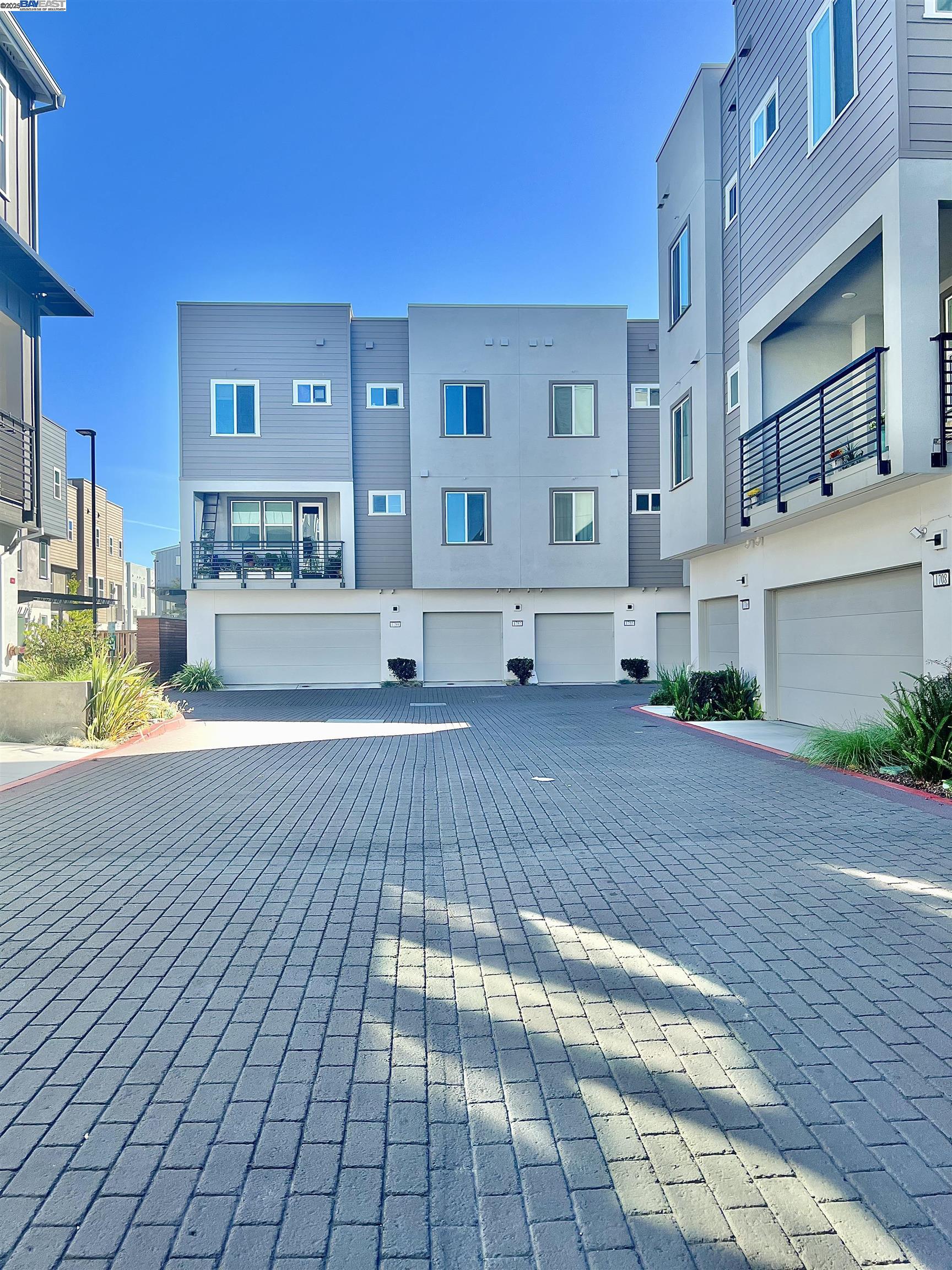 Detail Gallery Image 3 of 31 For 1712 17th St, Oakland,  CA 94607 - 3 Beds | 3/1 Baths