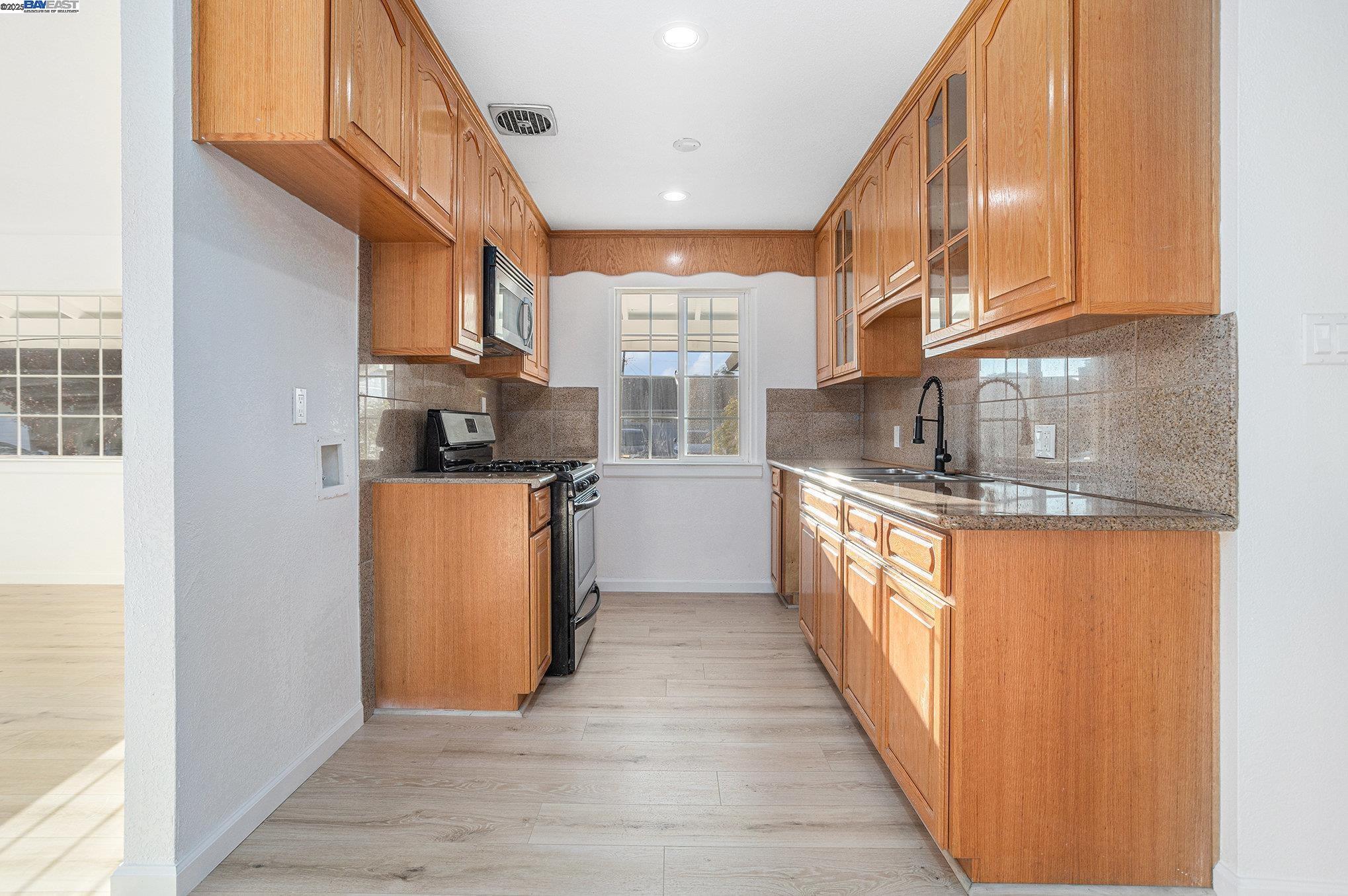 Detail Gallery Image 5 of 13 For 26772 Peterman Ave, Hayward,  CA 94545 - 3 Beds | 2 Baths