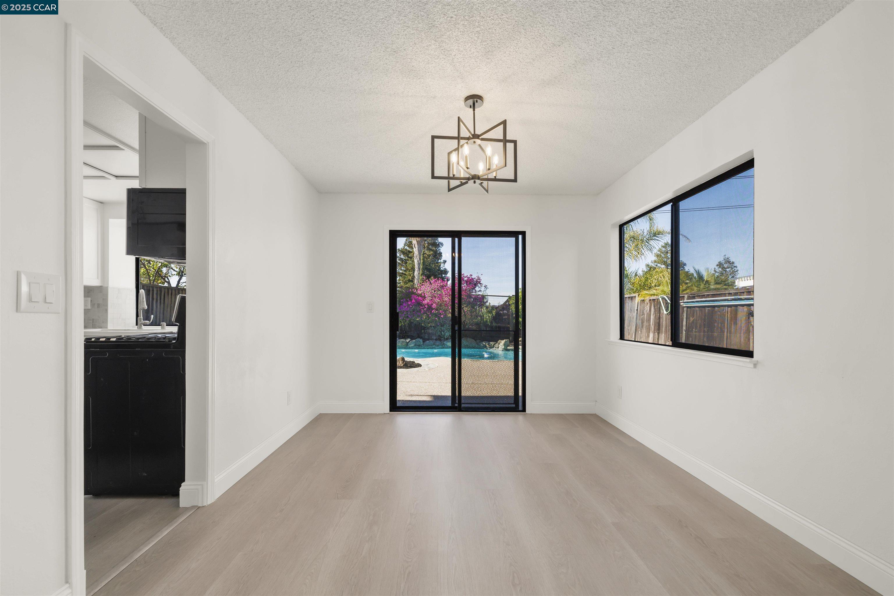 Detail Gallery Image 11 of 45 For 2214 Forsythia Way, Martinez,  CA 94553 - 5 Beds | 2/1 Baths