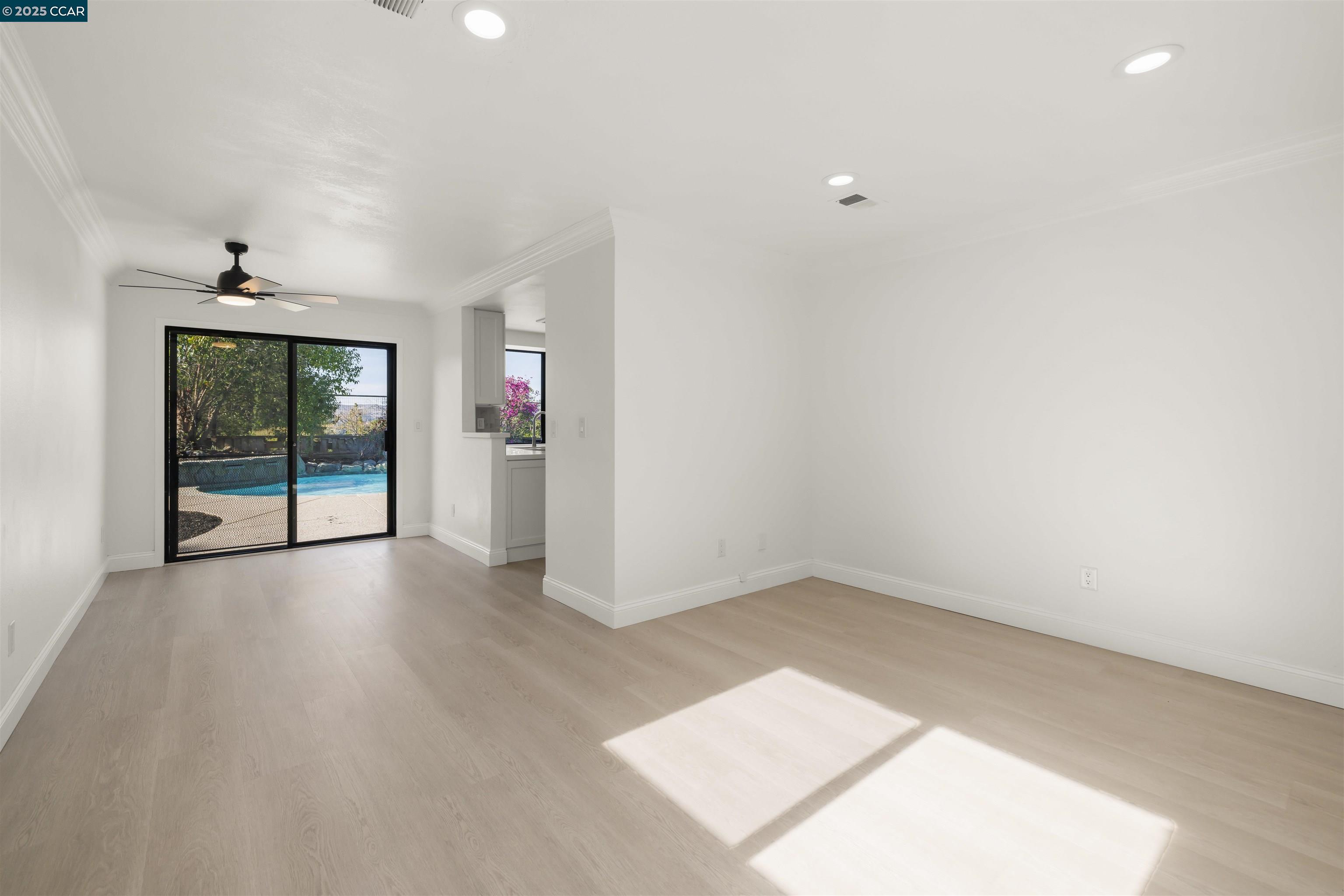 Detail Gallery Image 18 of 45 For 2214 Forsythia Way, Martinez,  CA 94553 - 5 Beds | 2/1 Baths