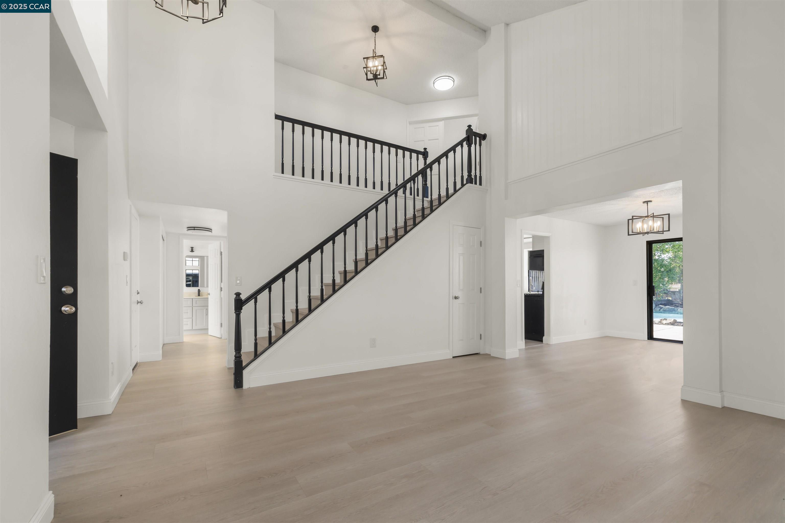 Detail Gallery Image 5 of 45 For 2214 Forsythia Way, Martinez,  CA 94553 - 5 Beds | 2/1 Baths