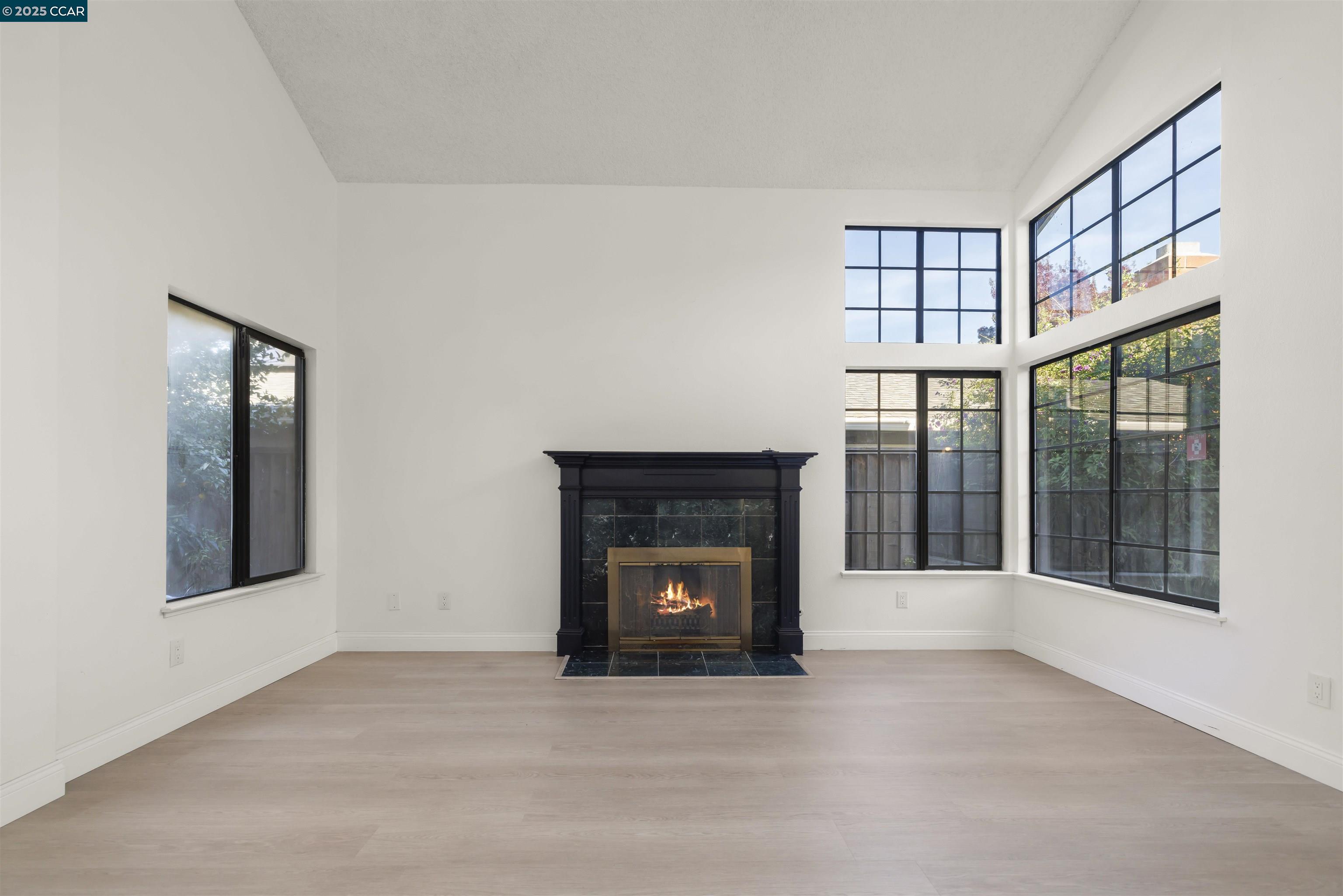 Detail Gallery Image 7 of 45 For 2214 Forsythia Way, Martinez,  CA 94553 - 5 Beds | 2/1 Baths